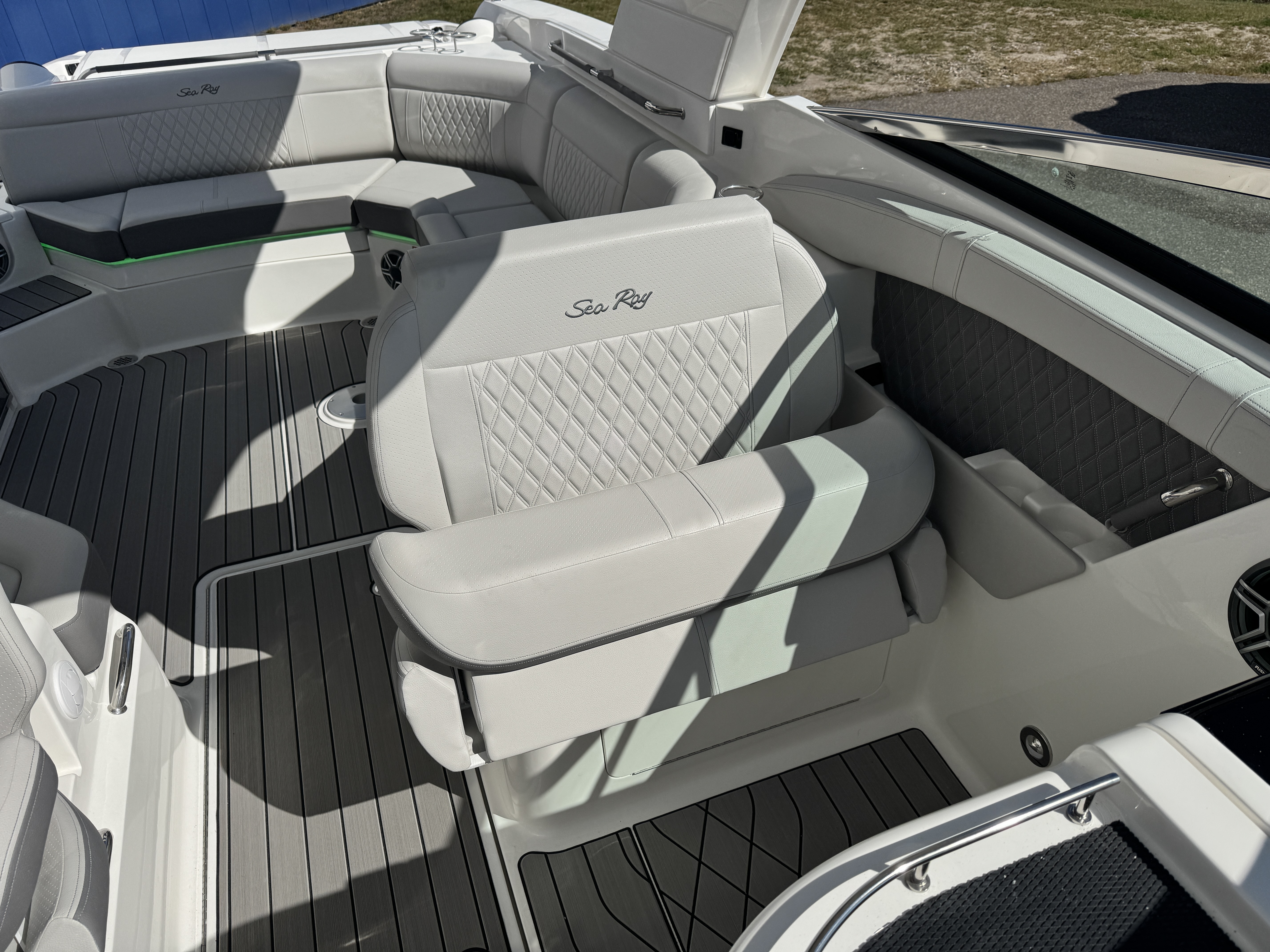 2026 Sea Ray SLX 350 Image Thumbnail #28