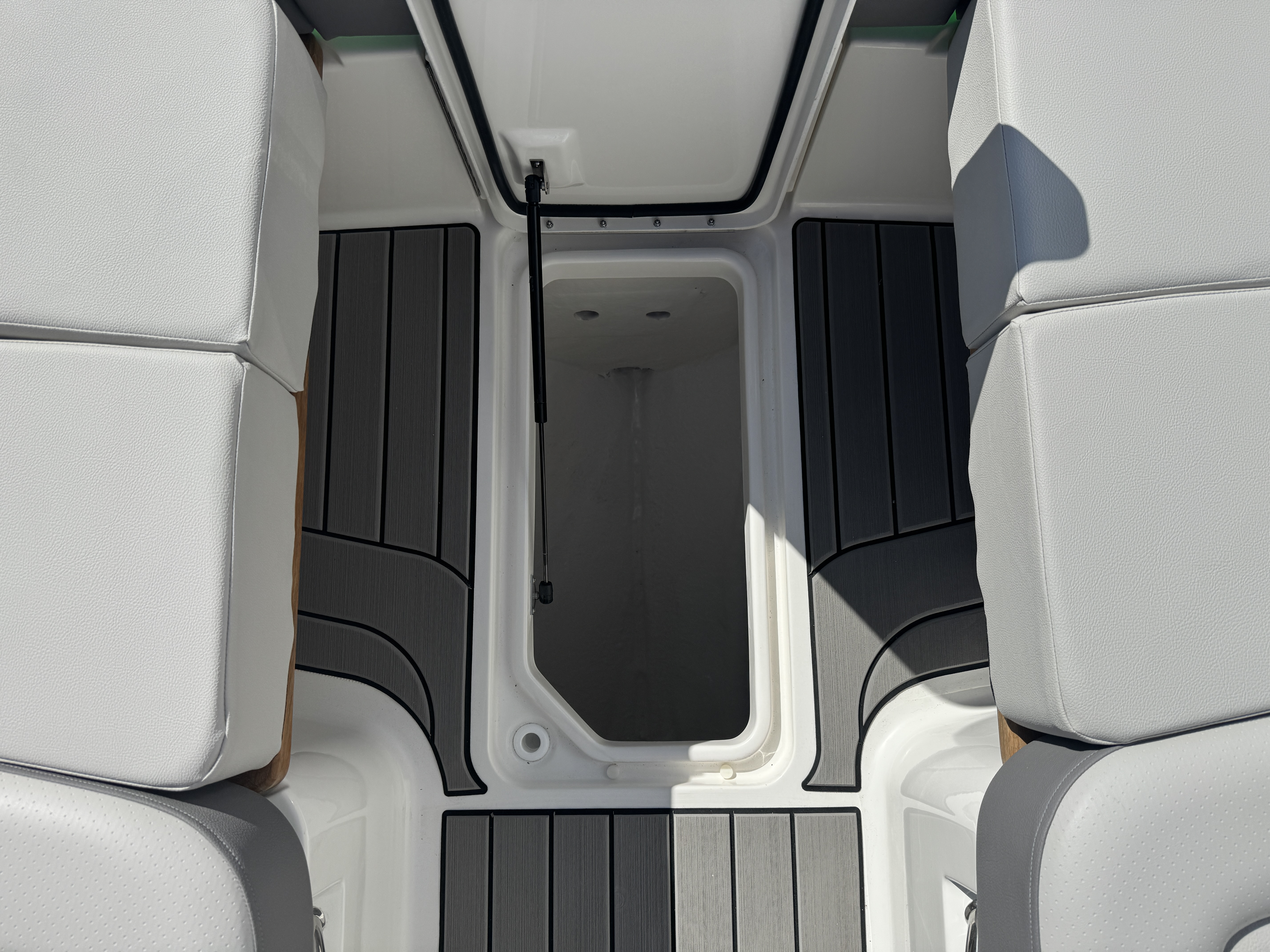 2026 Sea Ray SLX 350 Image Thumbnail #46