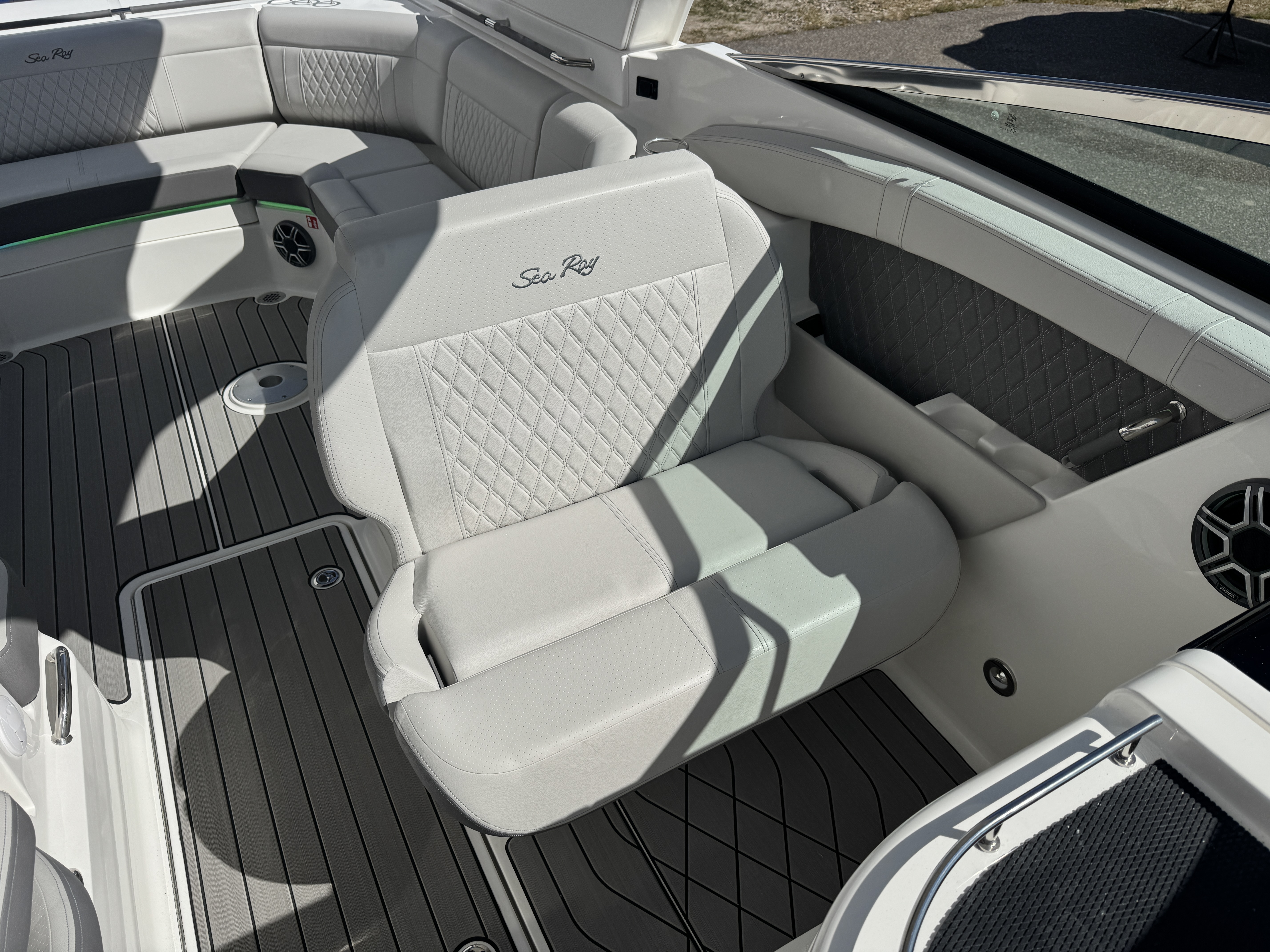 2026 Sea Ray SLX 350 Image Thumbnail #29