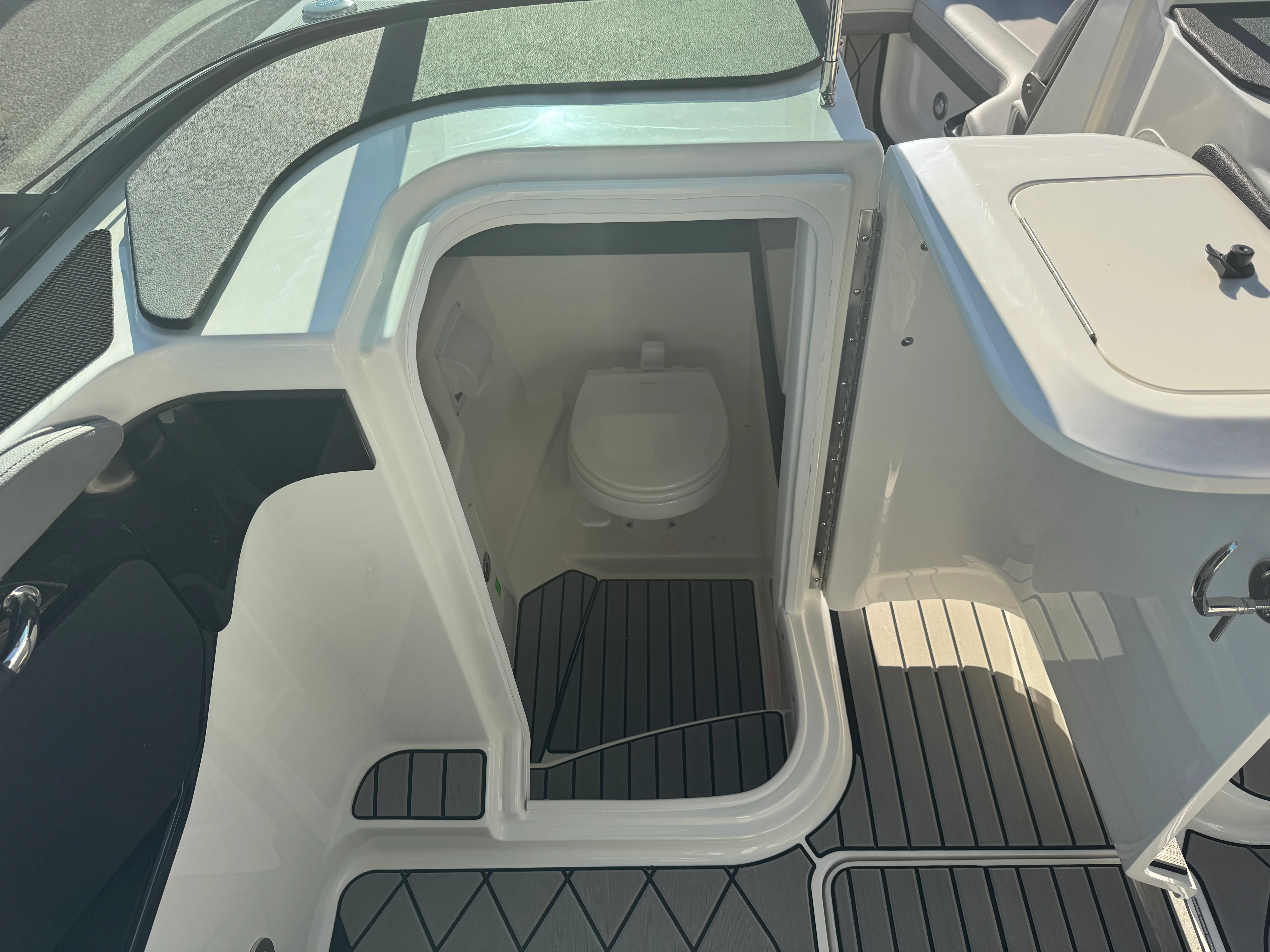 2026 Sea Ray SLX 260 Image Thumbnail #36