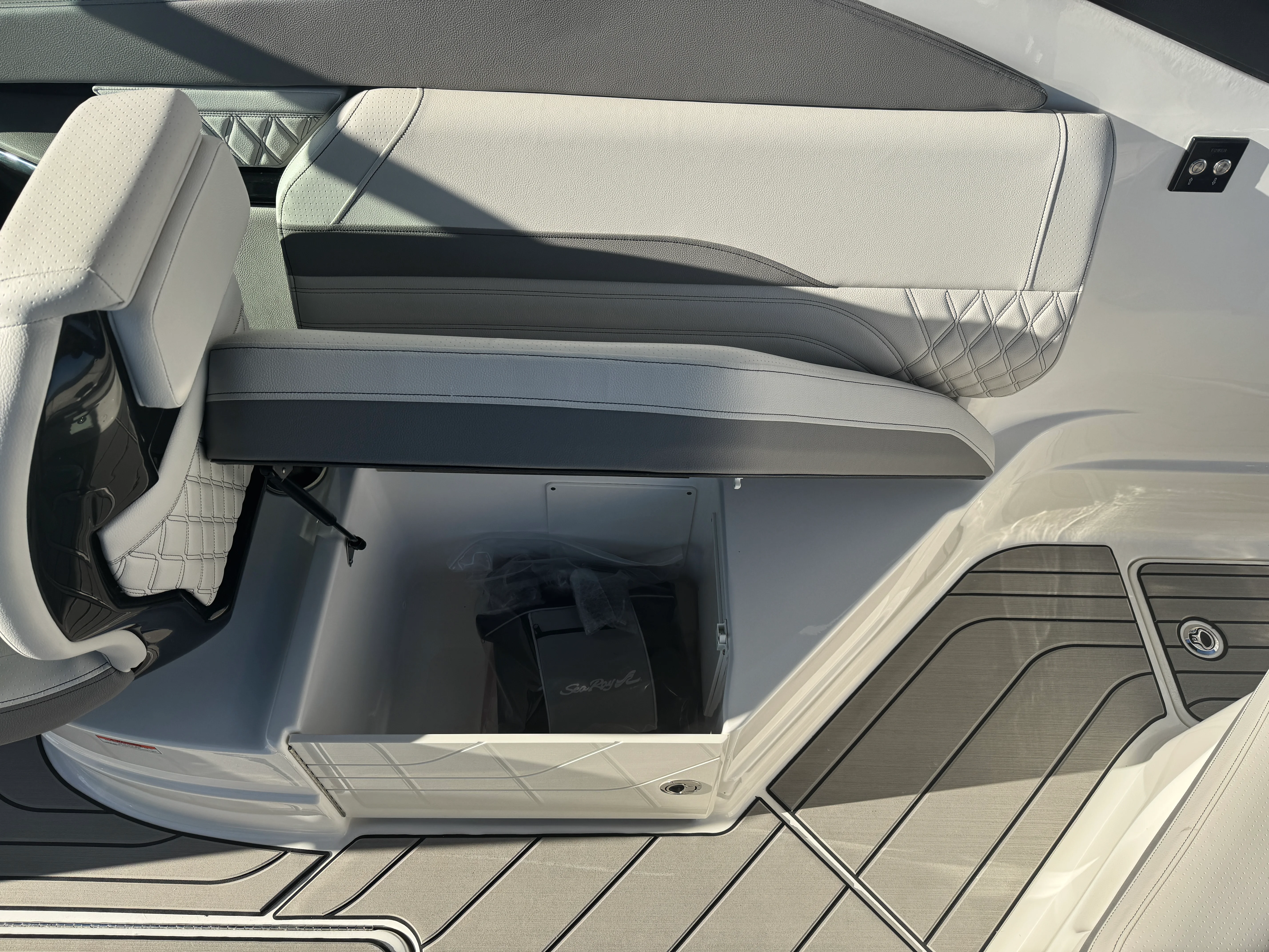 2026 Sea Ray SLX 260 Image Thumbnail #17