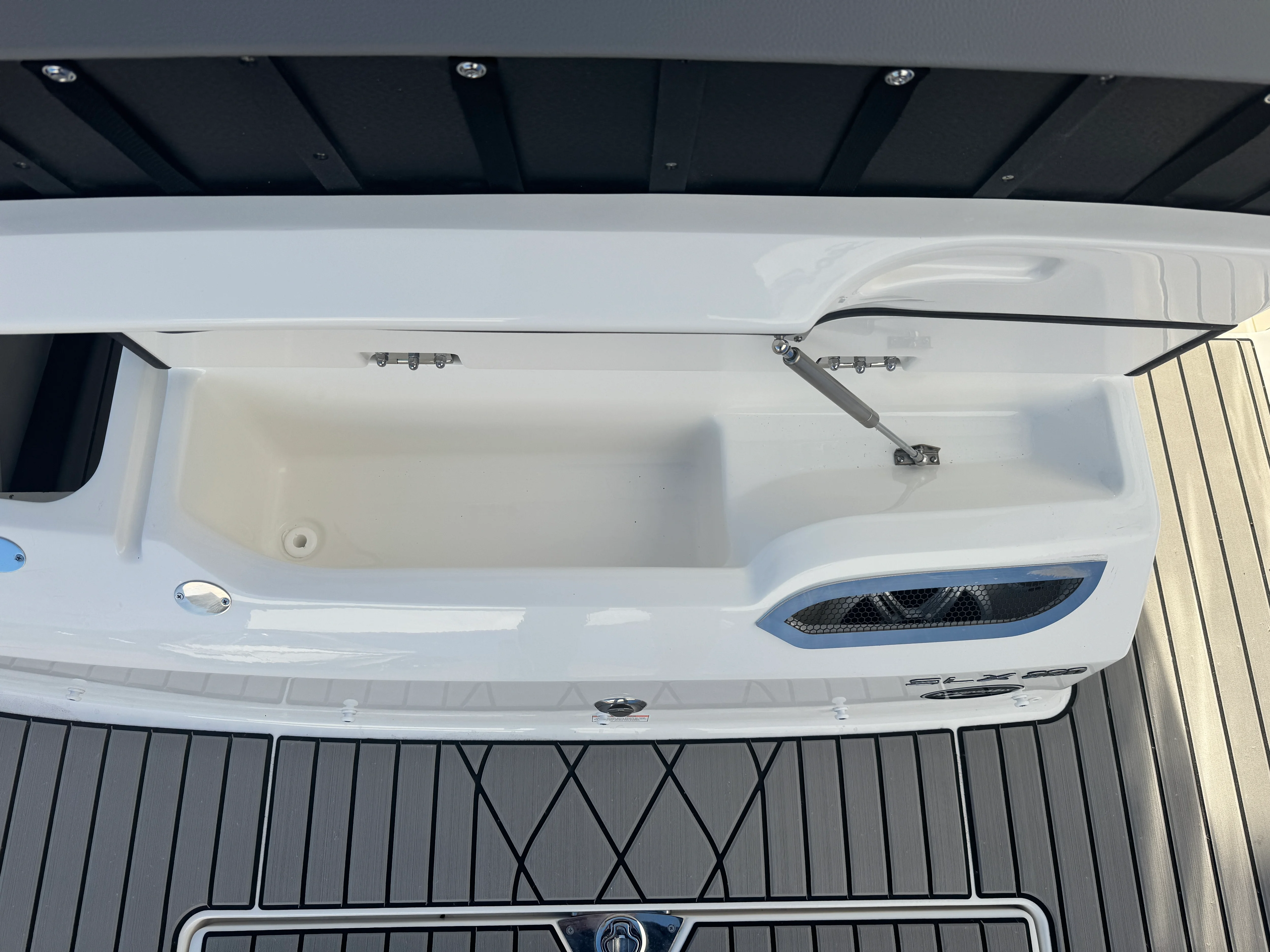 2026 Sea Ray SLX 260 Image Thumbnail #9