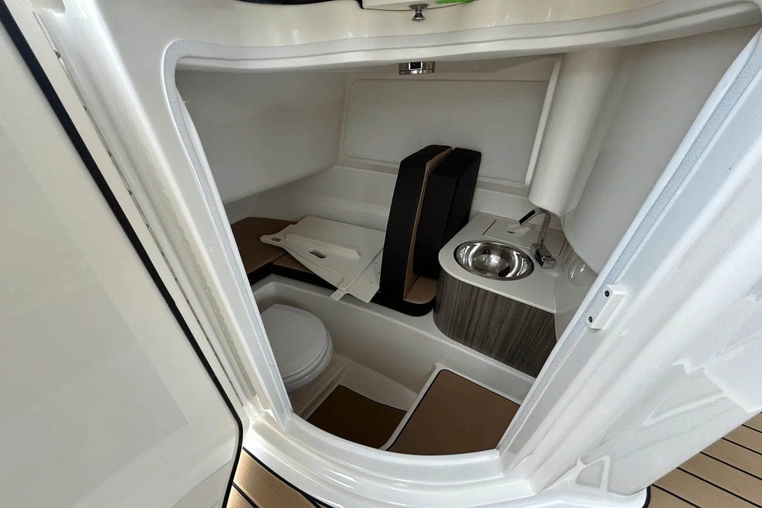 2026 Sea Ray SDX 250 Outboard Image Thumbnail #13