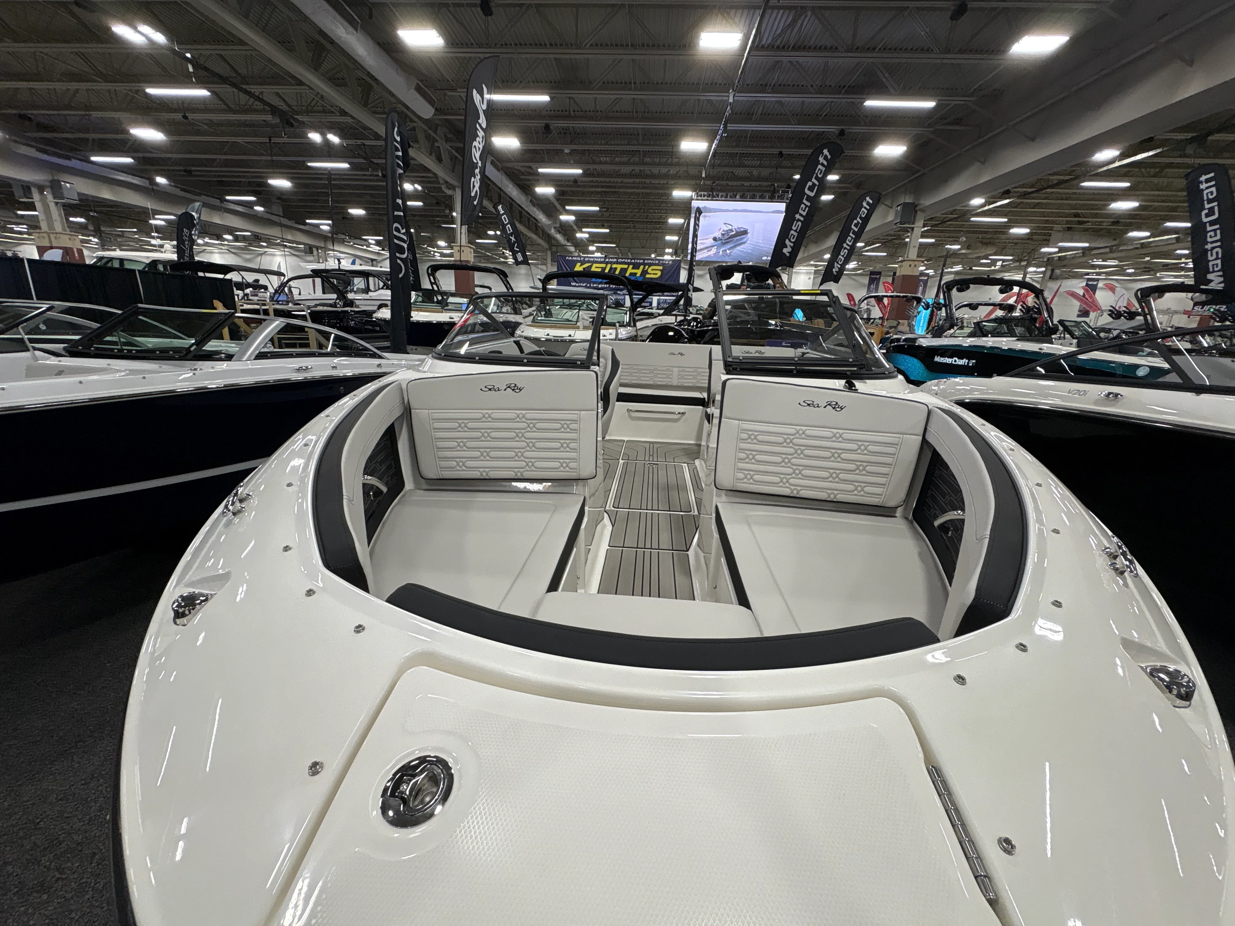 2026 Sea Ray SPX 210 Outboard Image Thumbnail #4