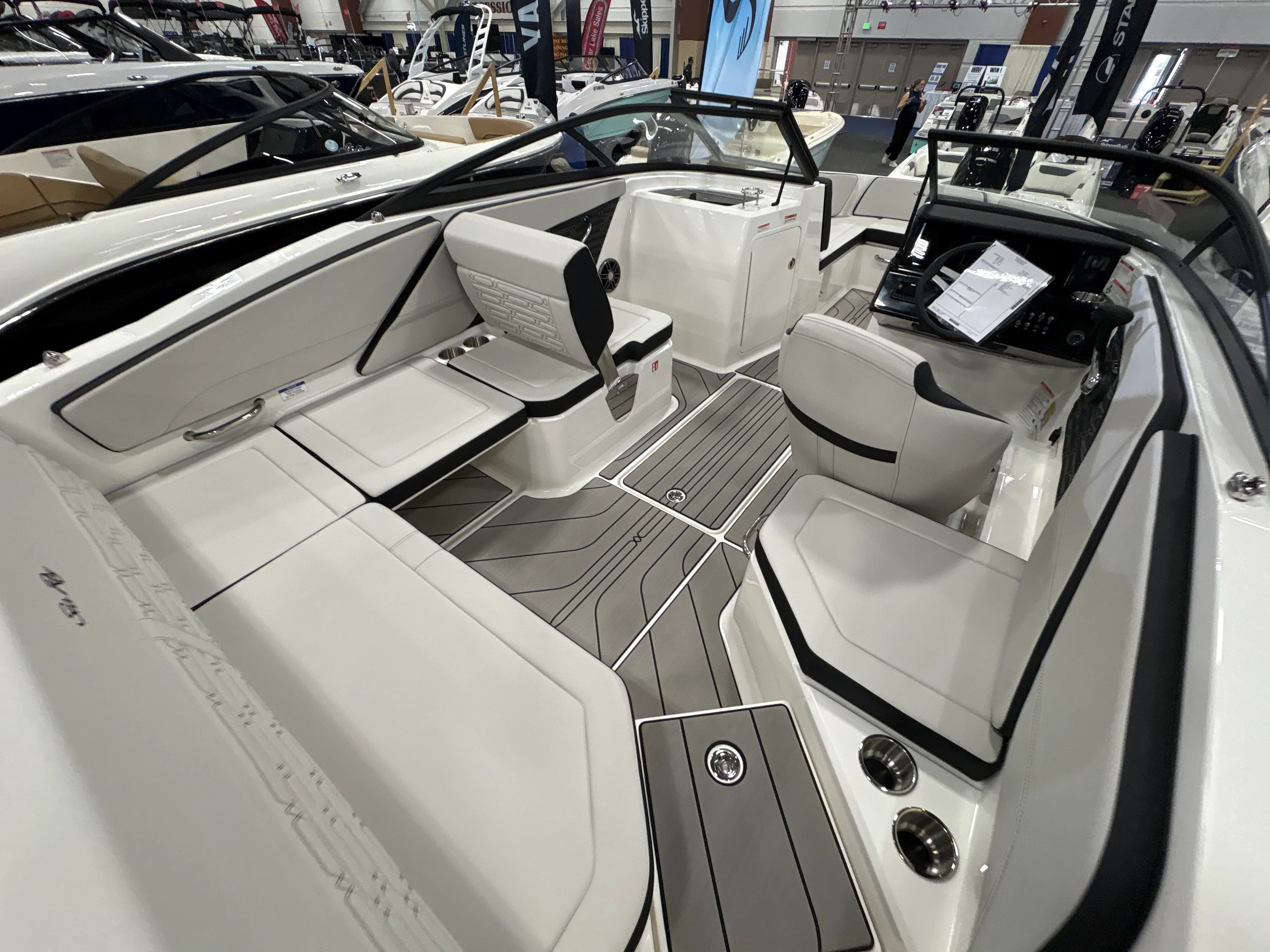 2026 Sea Ray SPX 210 Outboard Image Thumbnail #9