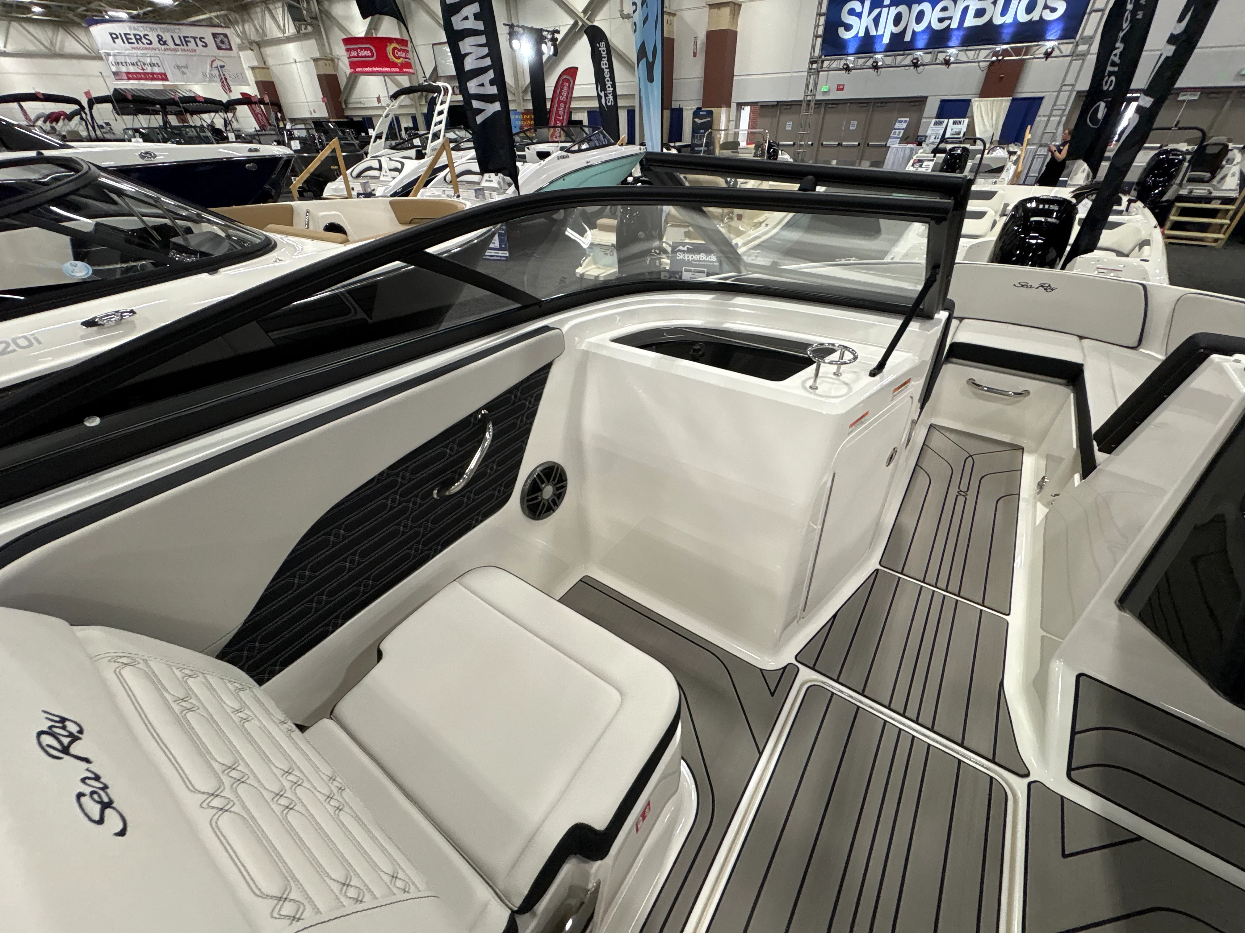 2026 Sea Ray SPX 210 Outboard Image Thumbnail #20