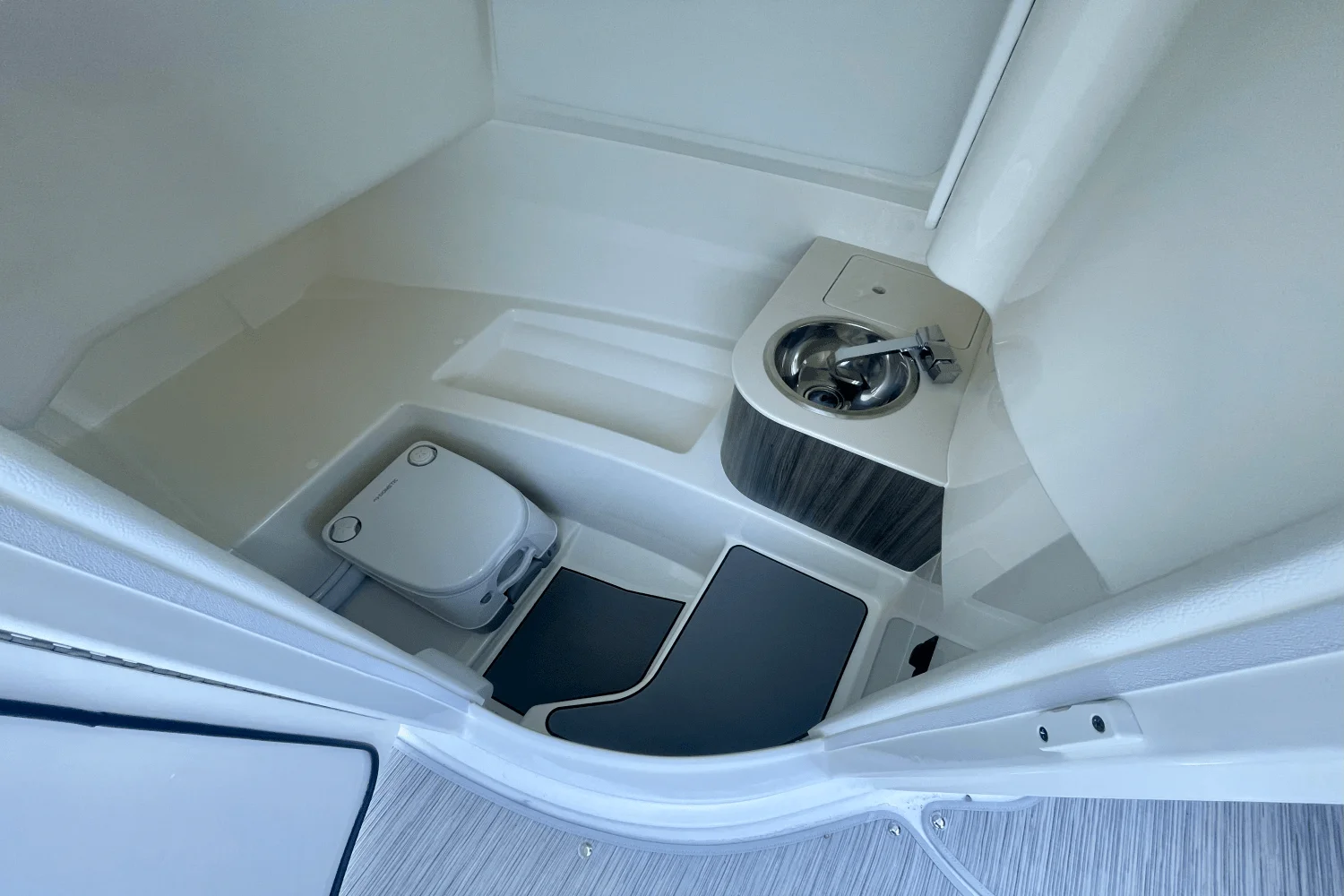 2026 Sea Ray SDX 250 Outboard Image Thumbnail #12