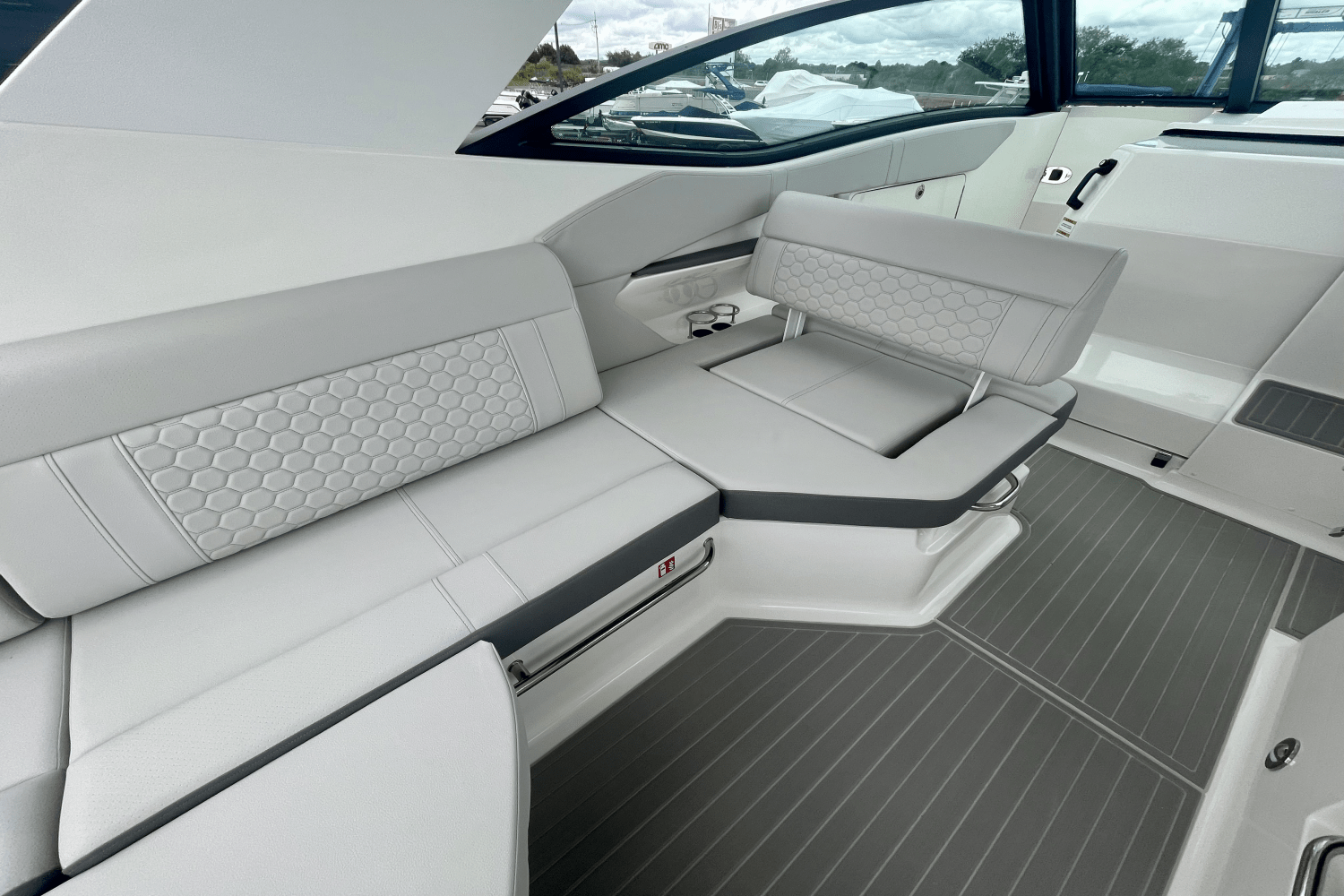 2026 Sea Ray Sundancer 320 Outboard Image Thumbnail #9