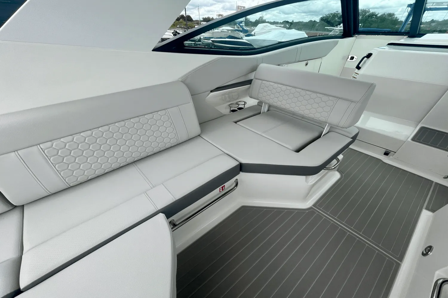 2026 Sea Ray Sundancer 320 Outboard Image Thumbnail #9
