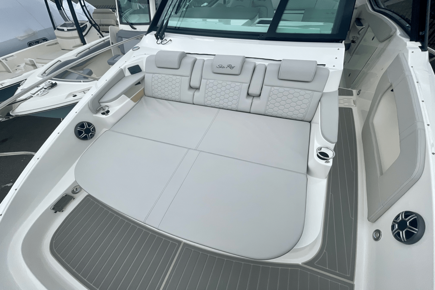 2026 Sea Ray Sundancer 320 Outboard Image Thumbnail #26
