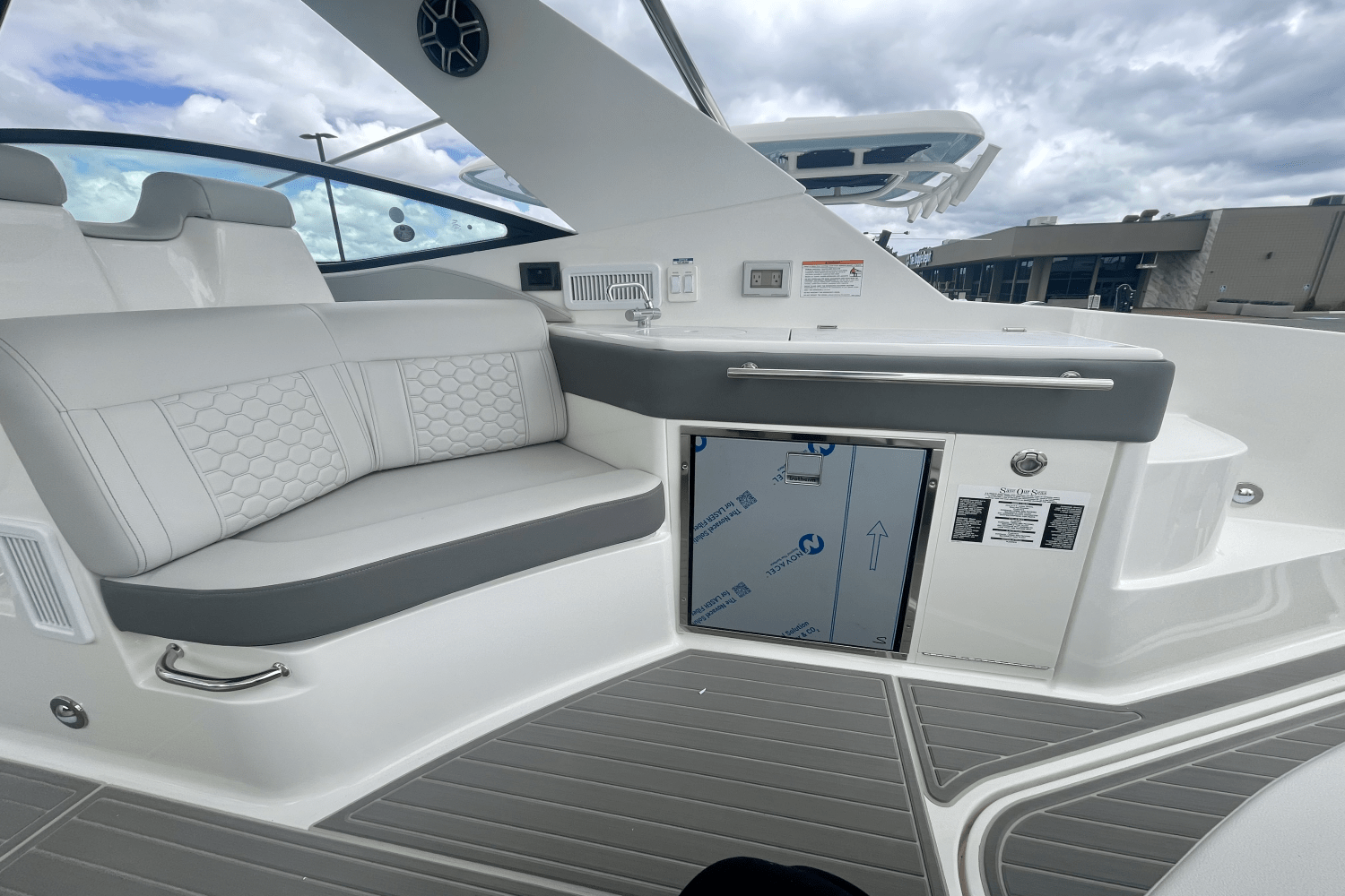2026 Sea Ray Sundancer 320 Outboard Image Thumbnail #7