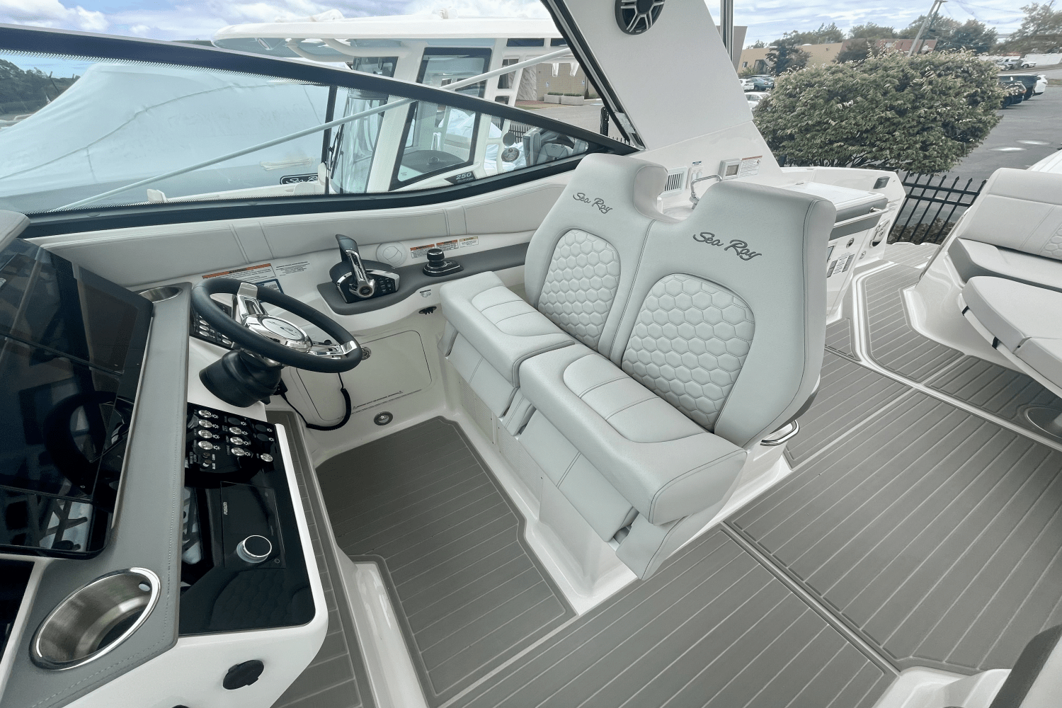 2026 Sea Ray Sundancer 320 Outboard Image Thumbnail #11