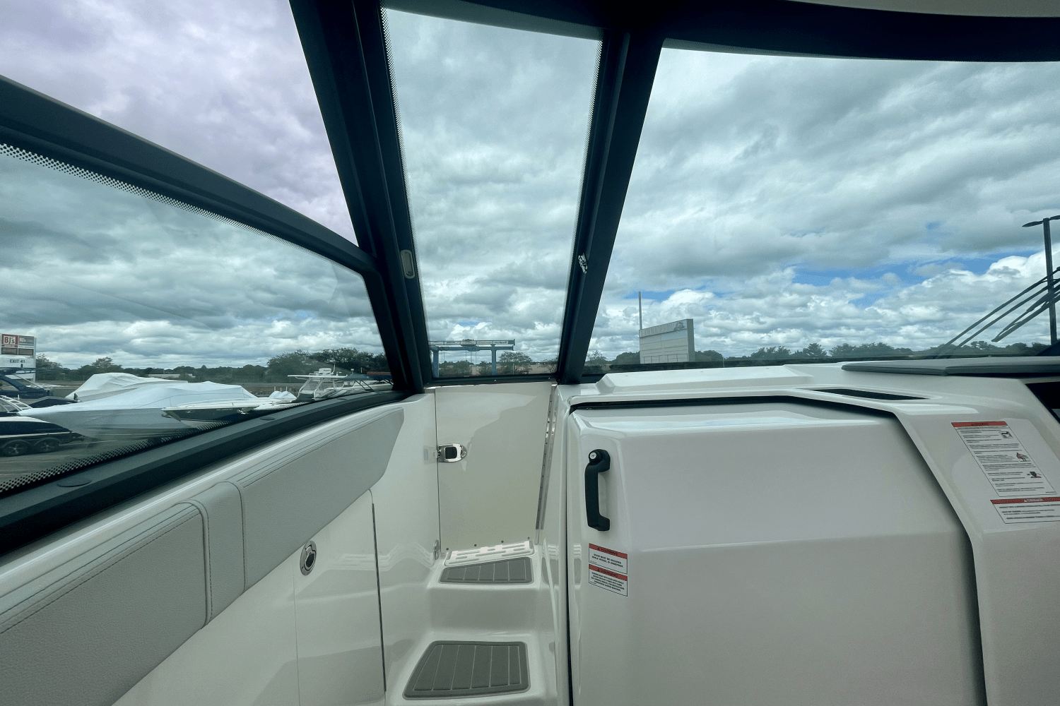 2026 Sea Ray Sundancer 320 Outboard Image Thumbnail #24