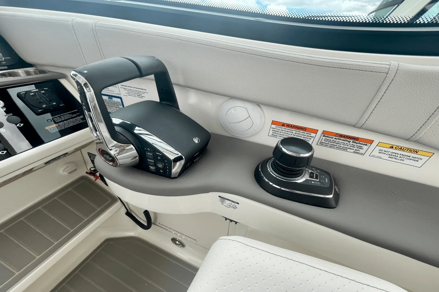 2026 Sea Ray Sundancer 320 Outboard Image Thumbnail #14