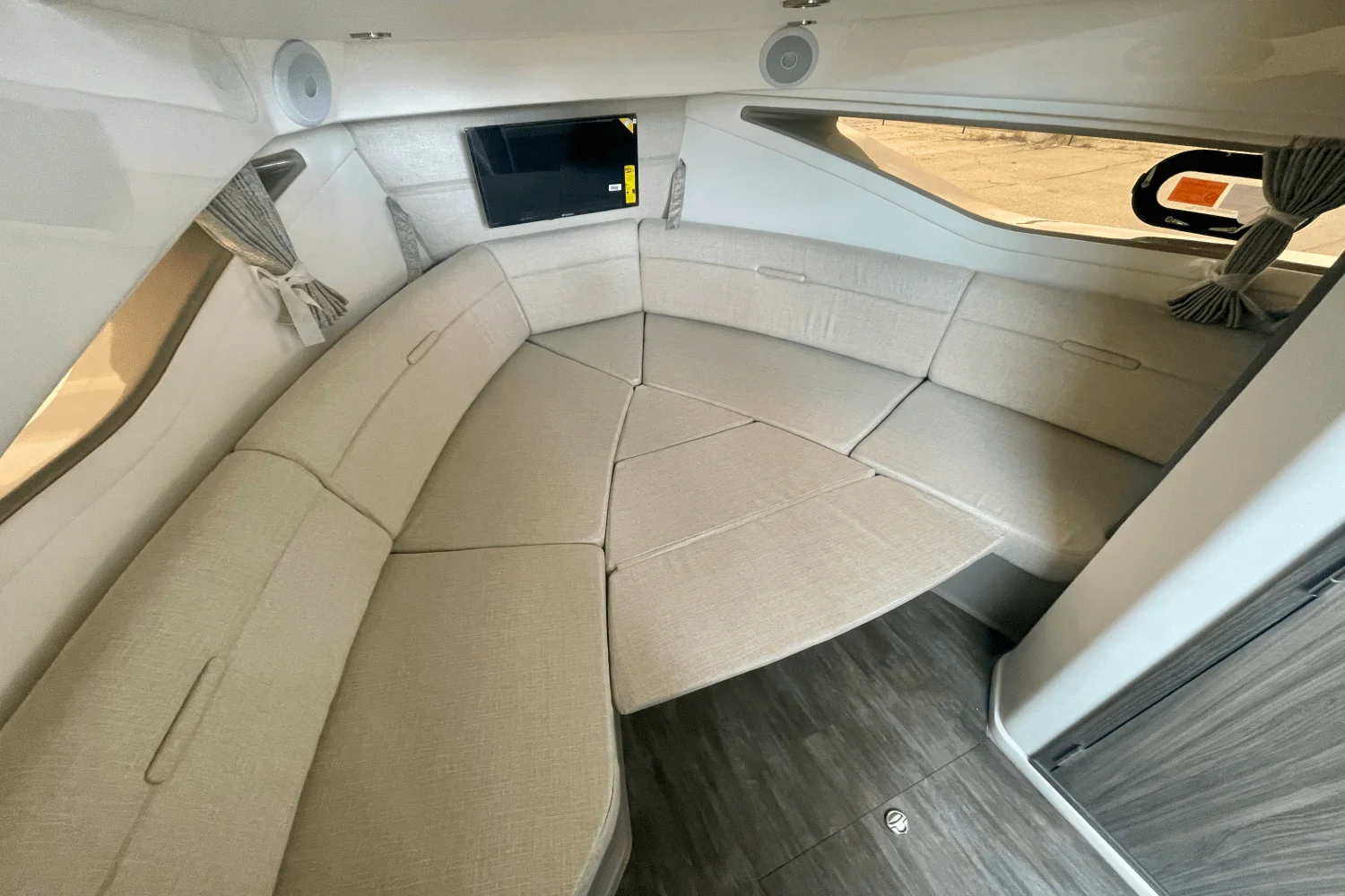 2026 Sea Ray Sundancer 320 Outboard Image Thumbnail #18