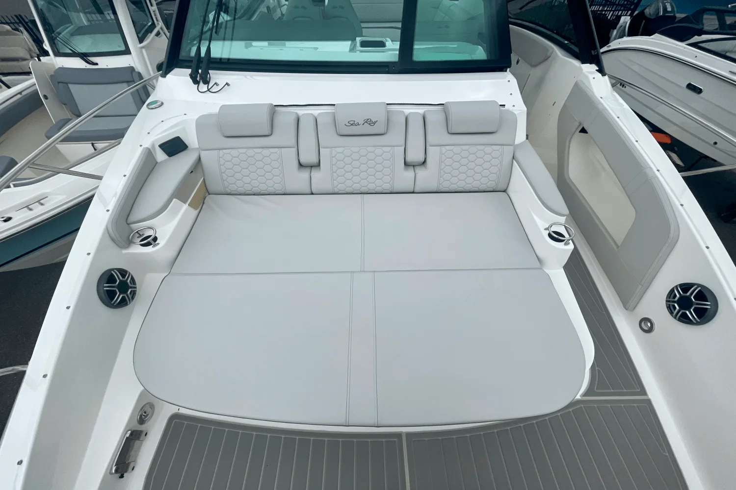 2026 Sea Ray Sundancer 320 Outboard Image Thumbnail #27