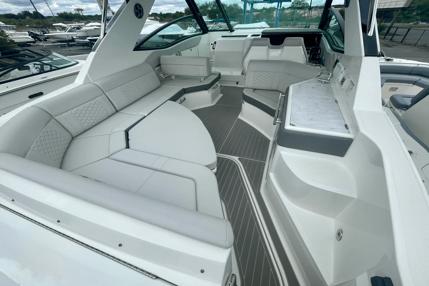 2026 Sea Ray Sundancer 320 Outboard Image Thumbnail #3