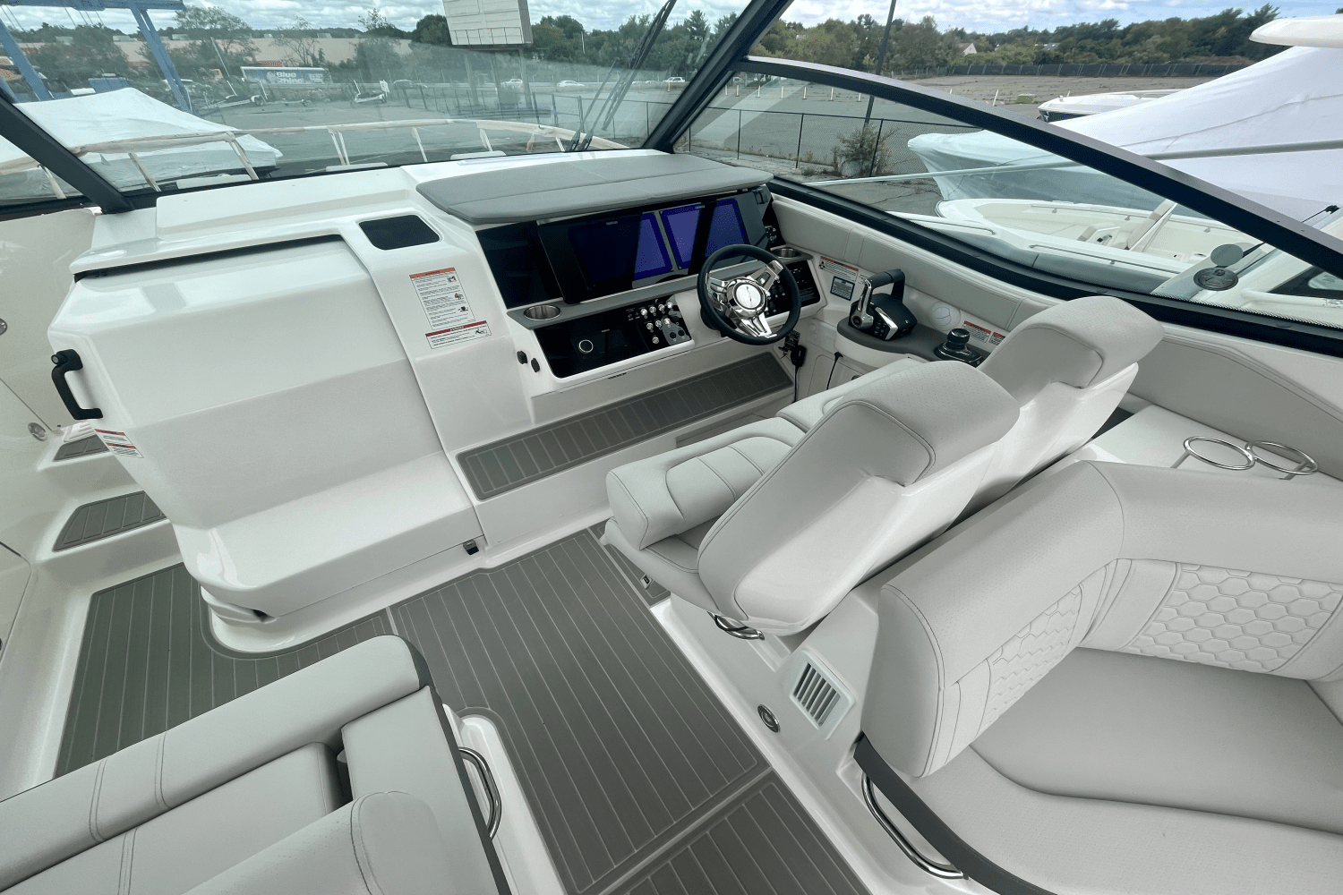 2026 Sea Ray Sundancer 320 Outboard Image Thumbnail #10