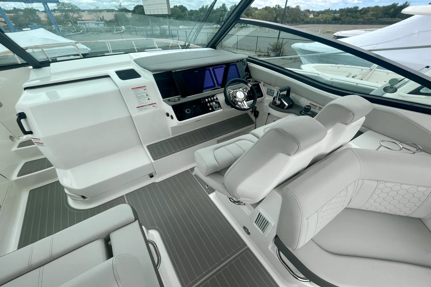 2026 Sea Ray Sundancer 320 Outboard Image Thumbnail #10