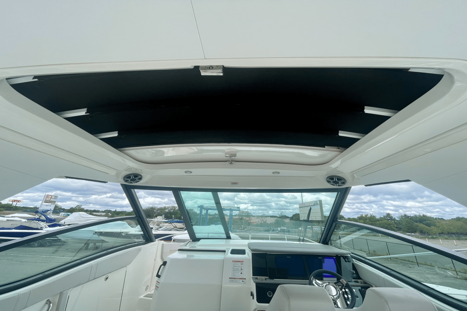 2026 Sea Ray Sundancer 320 Outboard Image Thumbnail #4