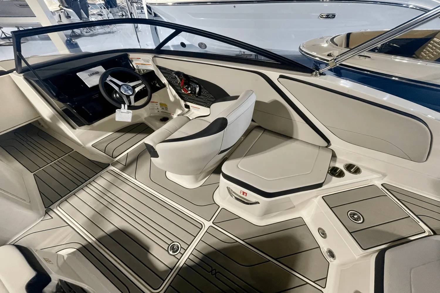 2025 Sea Ray SPX 210 Outboard Image Thumbnail #9