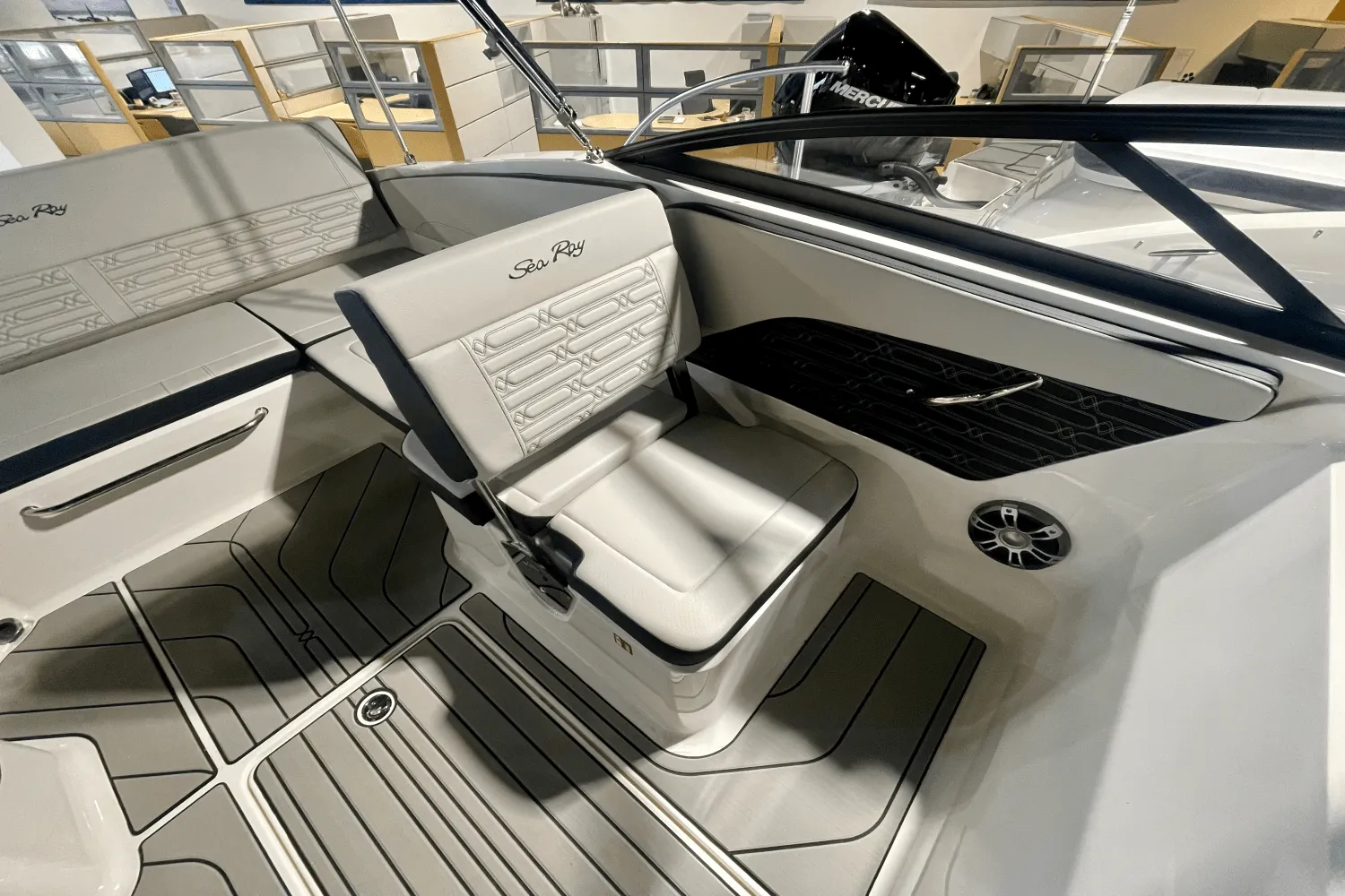 2025 Sea Ray SPX 210 Outboard Image Thumbnail #7