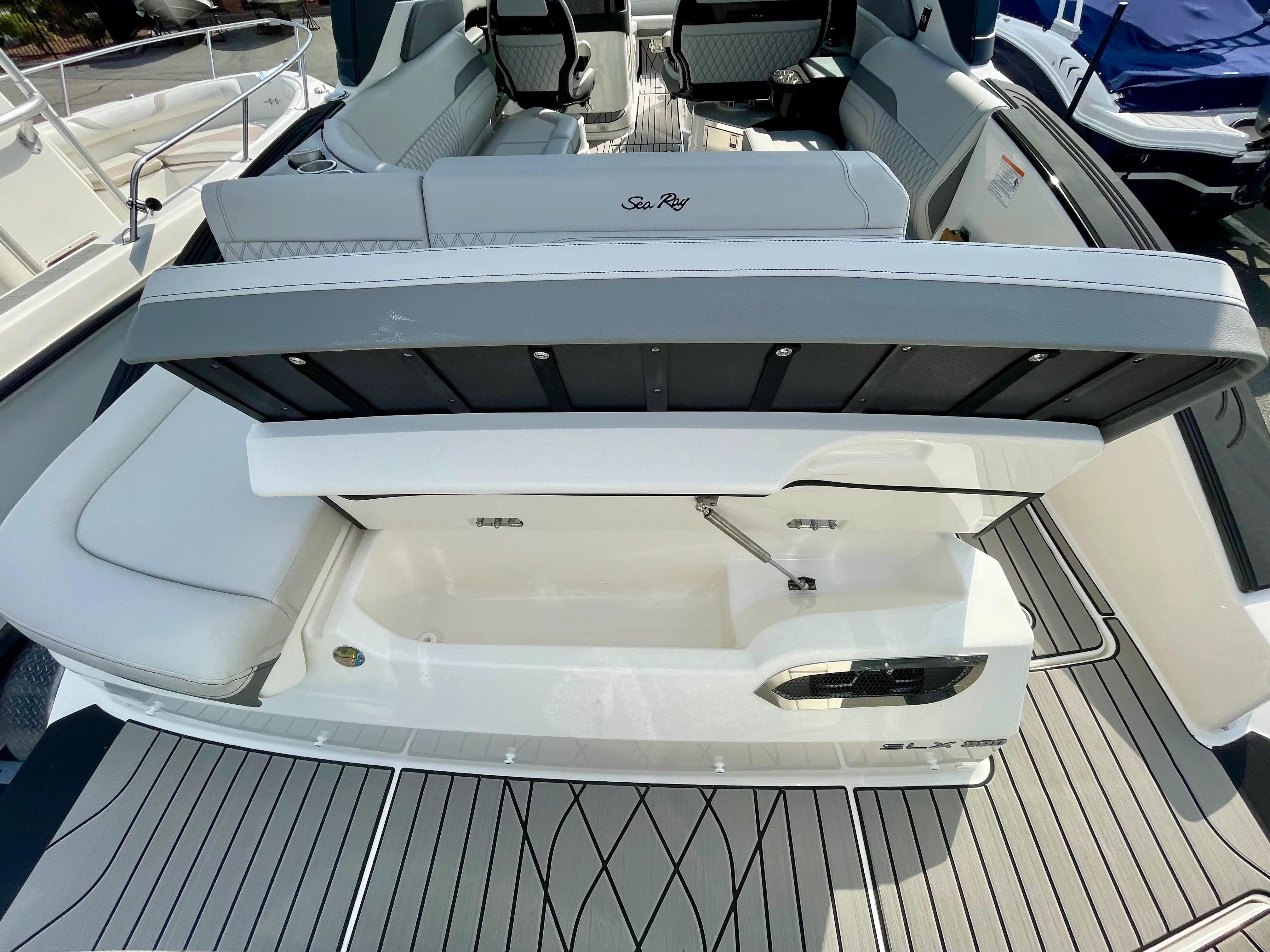 2026 Sea Ray SLX 280 Outboard Image Thumbnail #4