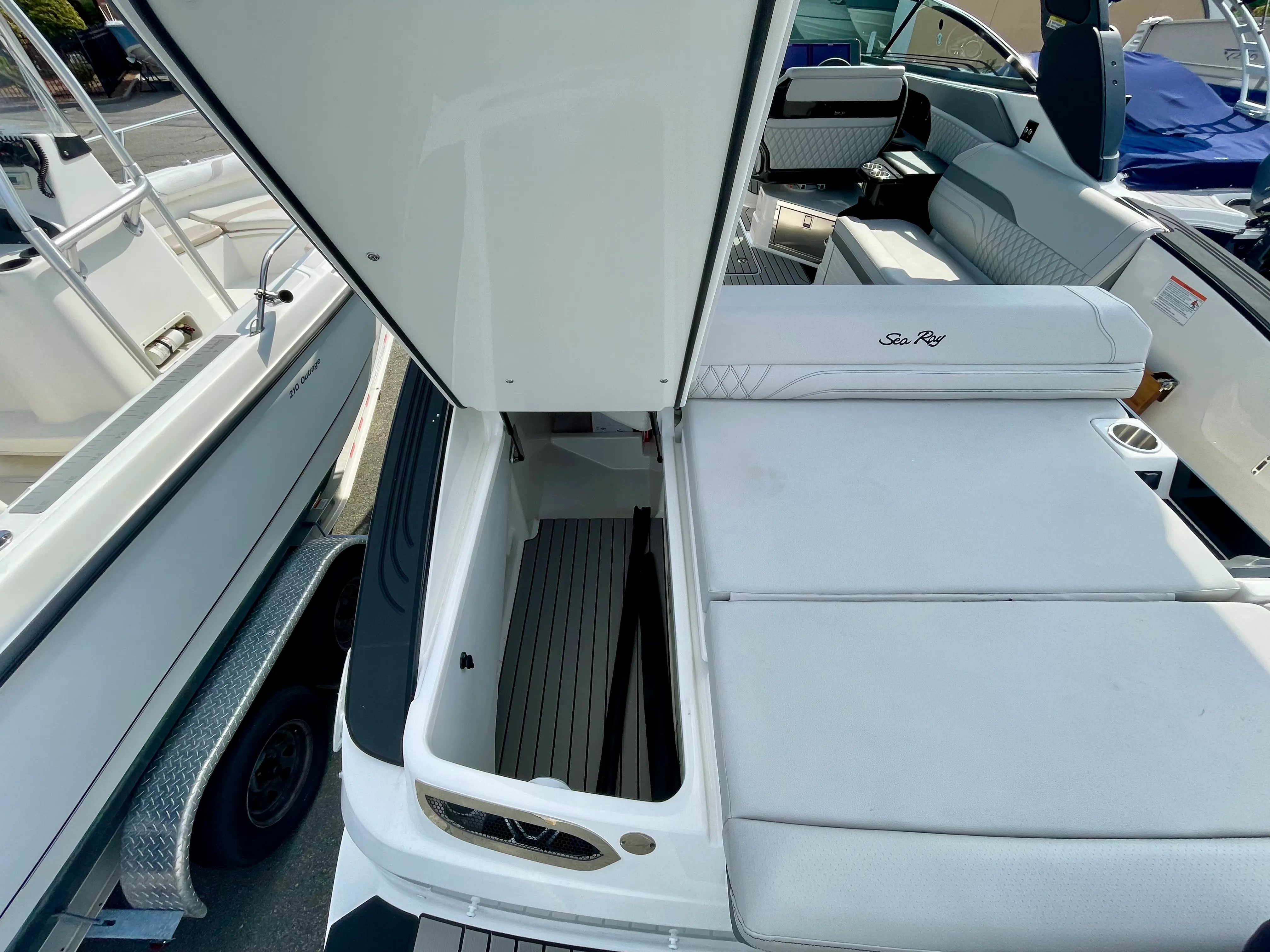 2026 Sea Ray SLX 280 Outboard Image Thumbnail #3