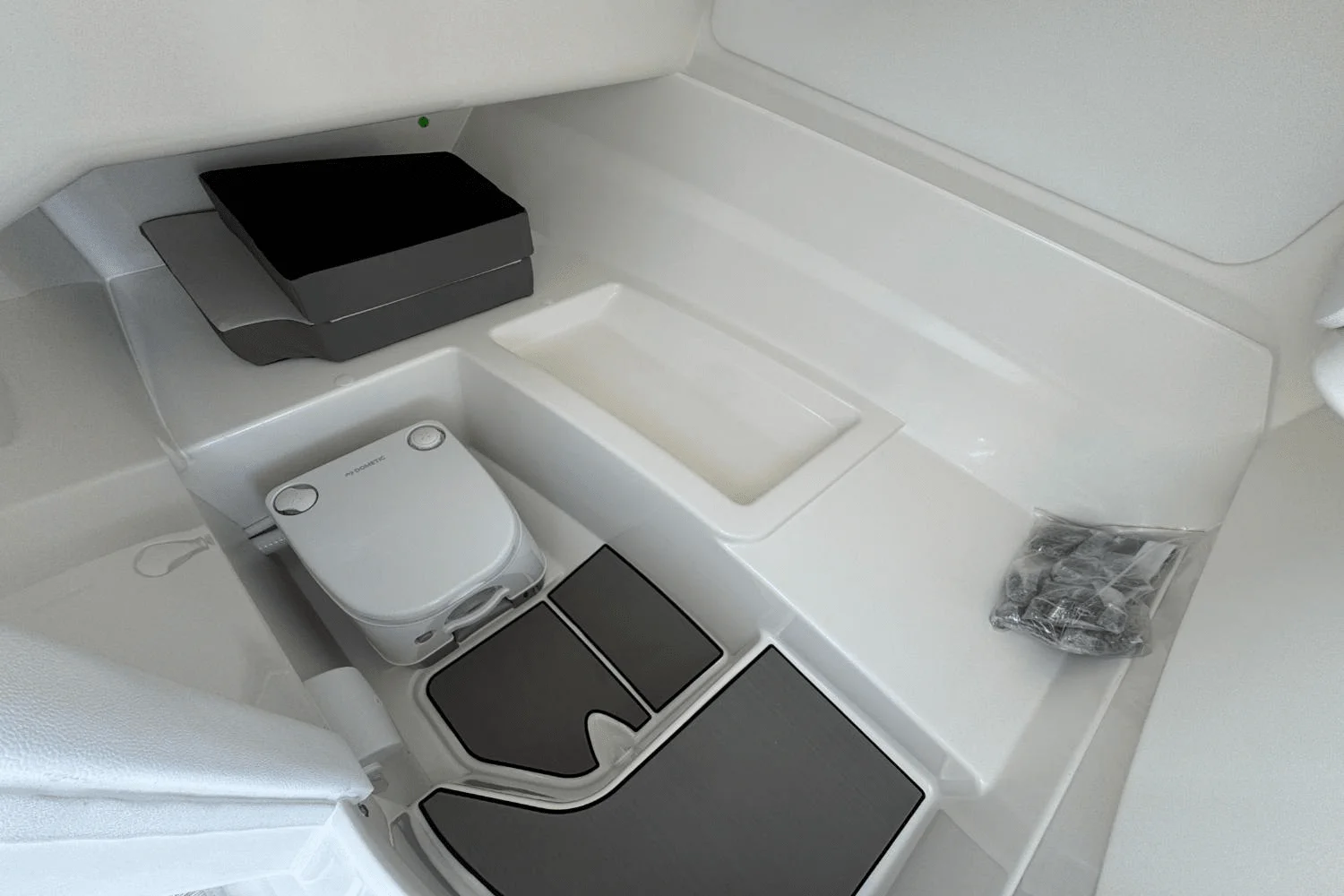 2026 Sea Ray SDX 230 Outboard Image Thumbnail #31