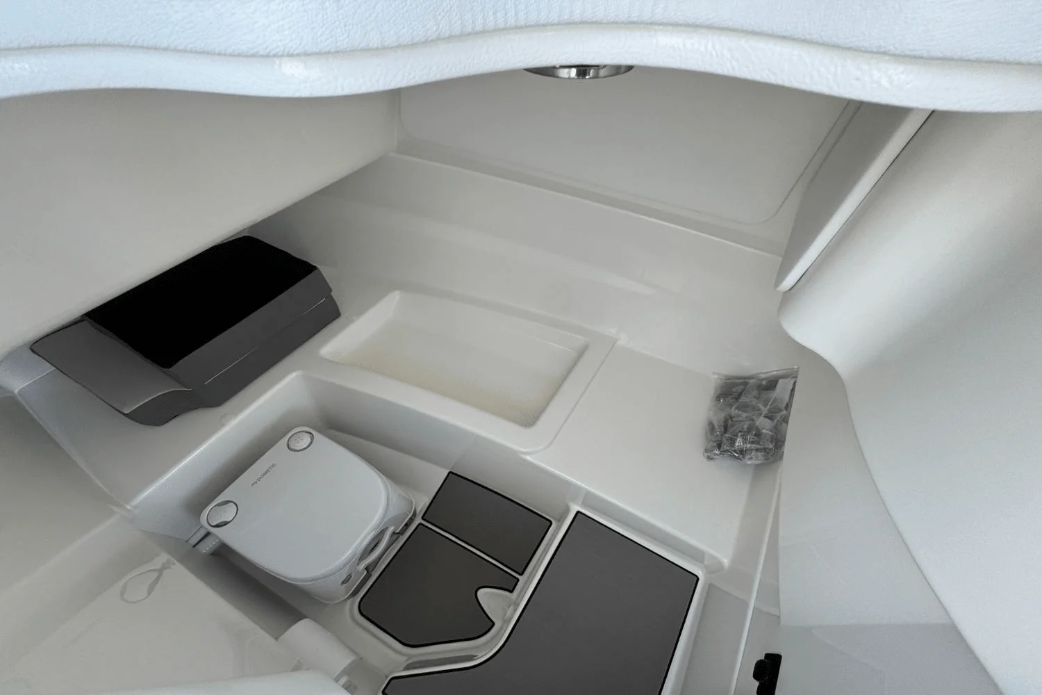 2026 Sea Ray SDX 230 Outboard Image Thumbnail #32