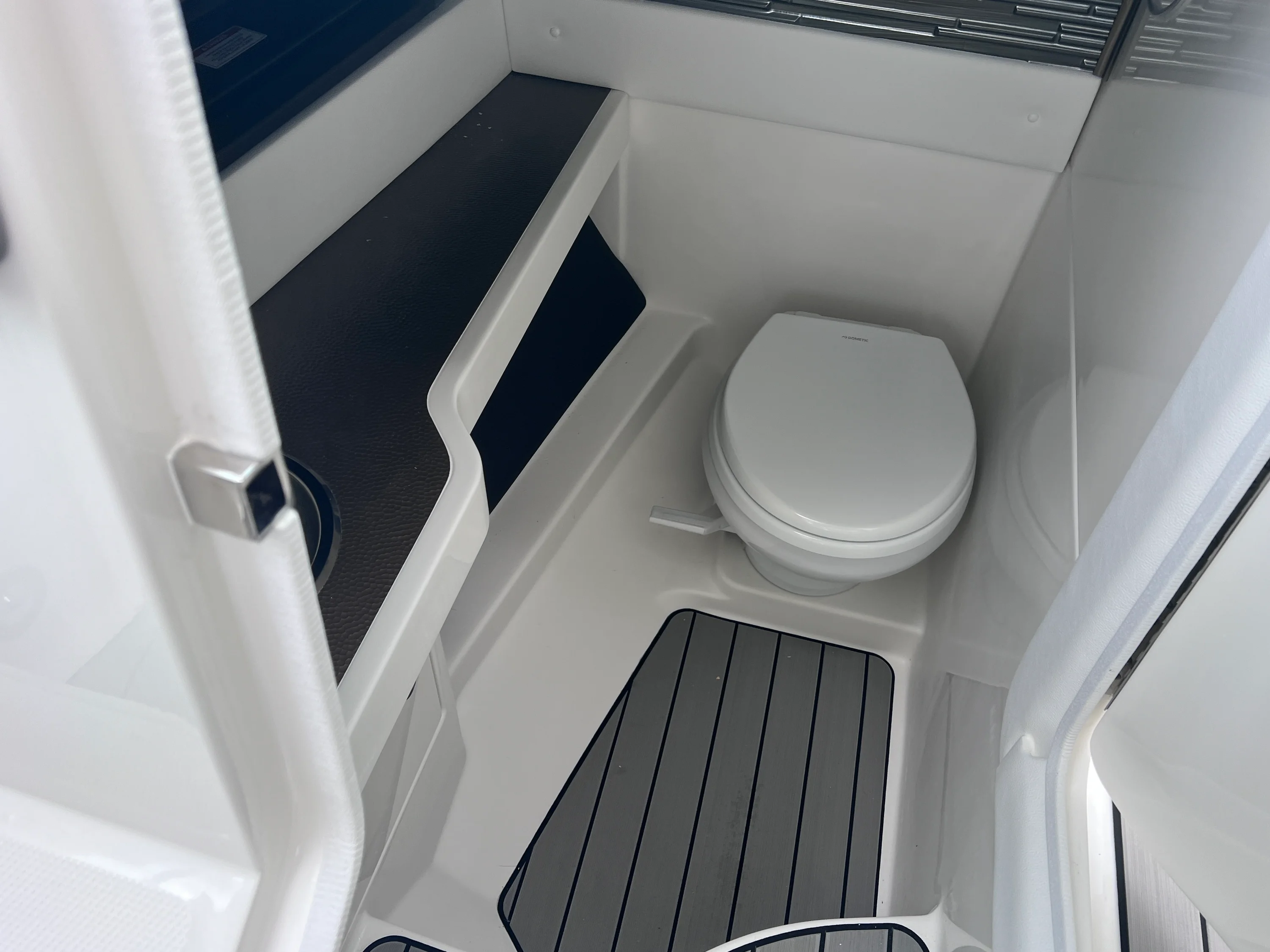 2026 Sea Ray SLX 310 Outboard Image Thumbnail #28