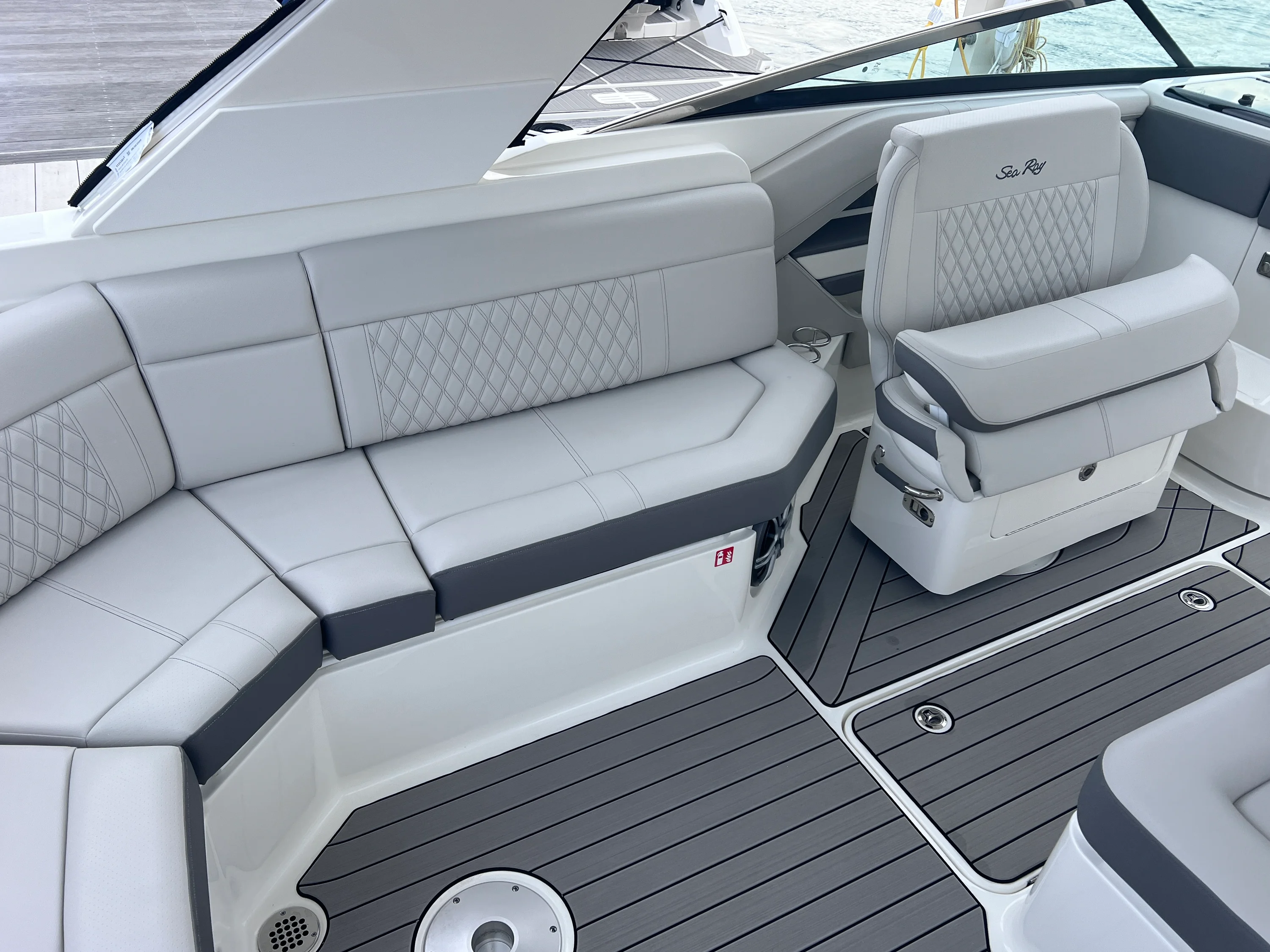 2026 Sea Ray SLX 310 Outboard Image Thumbnail #18