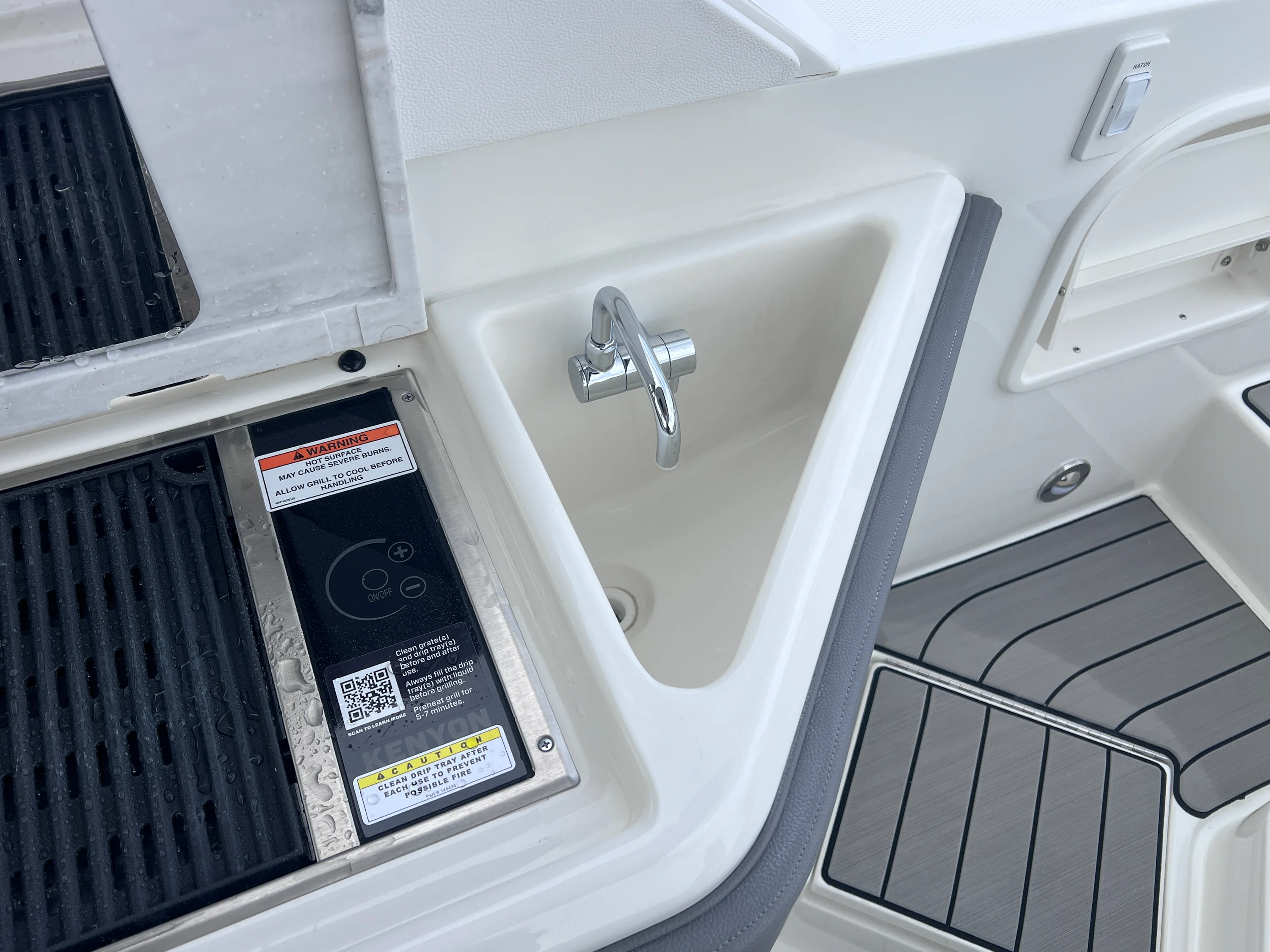 2026 Sea Ray SLX 310 Outboard Image Thumbnail #21