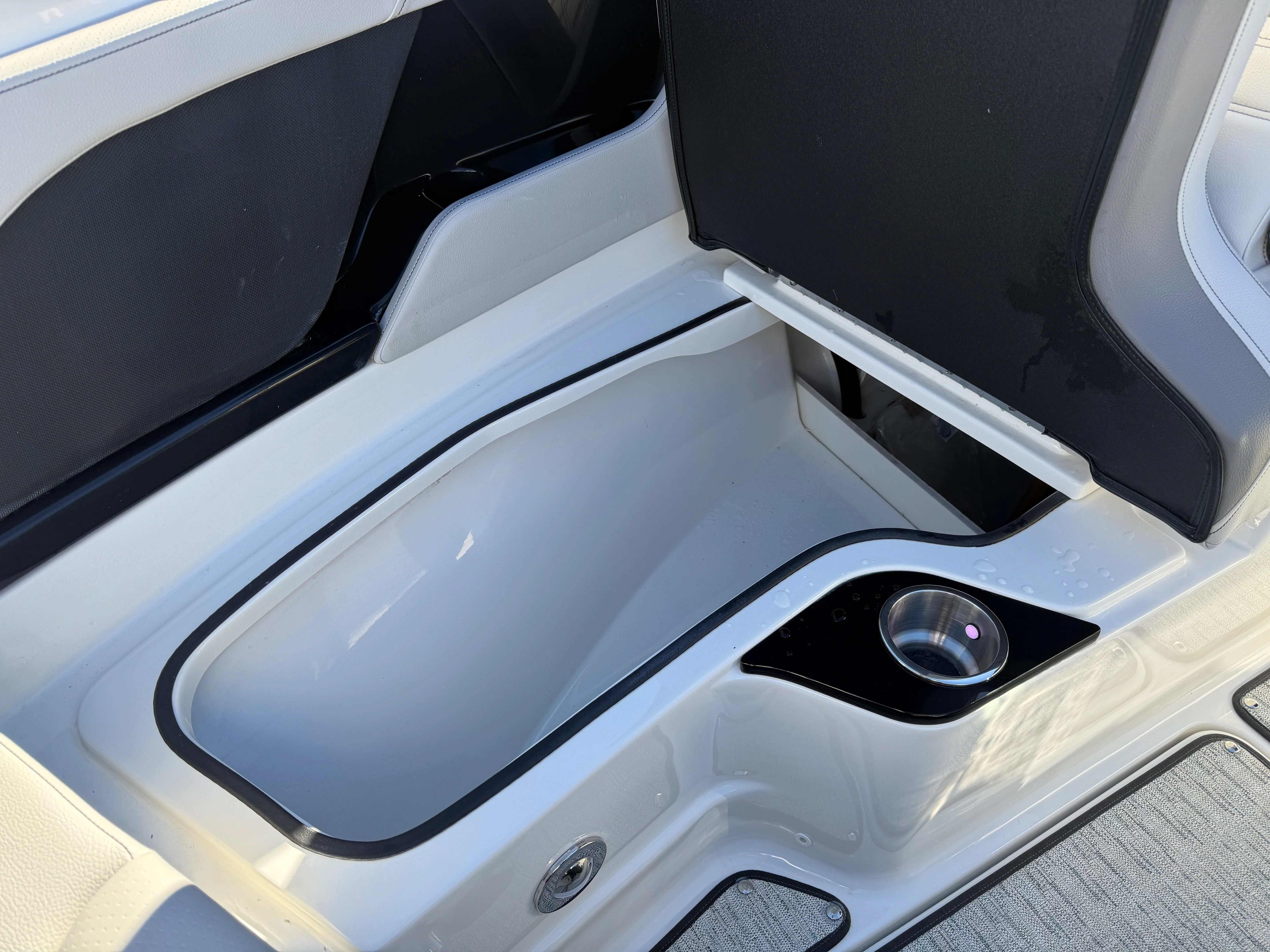 2026 Sea Ray SLX 260 Outboard Image Thumbnail #29