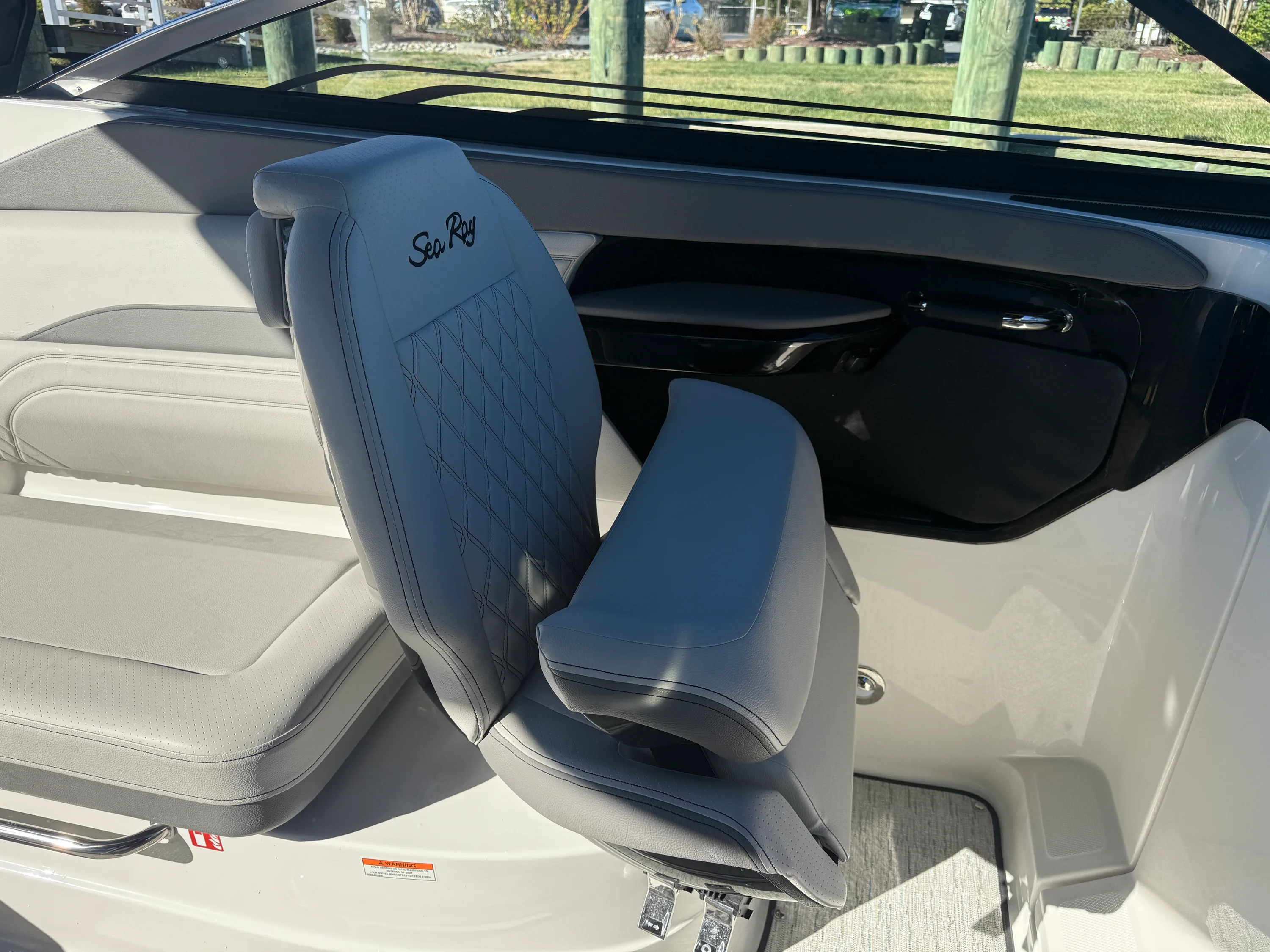 2026 Sea Ray SLX 260 Outboard Image Thumbnail #23