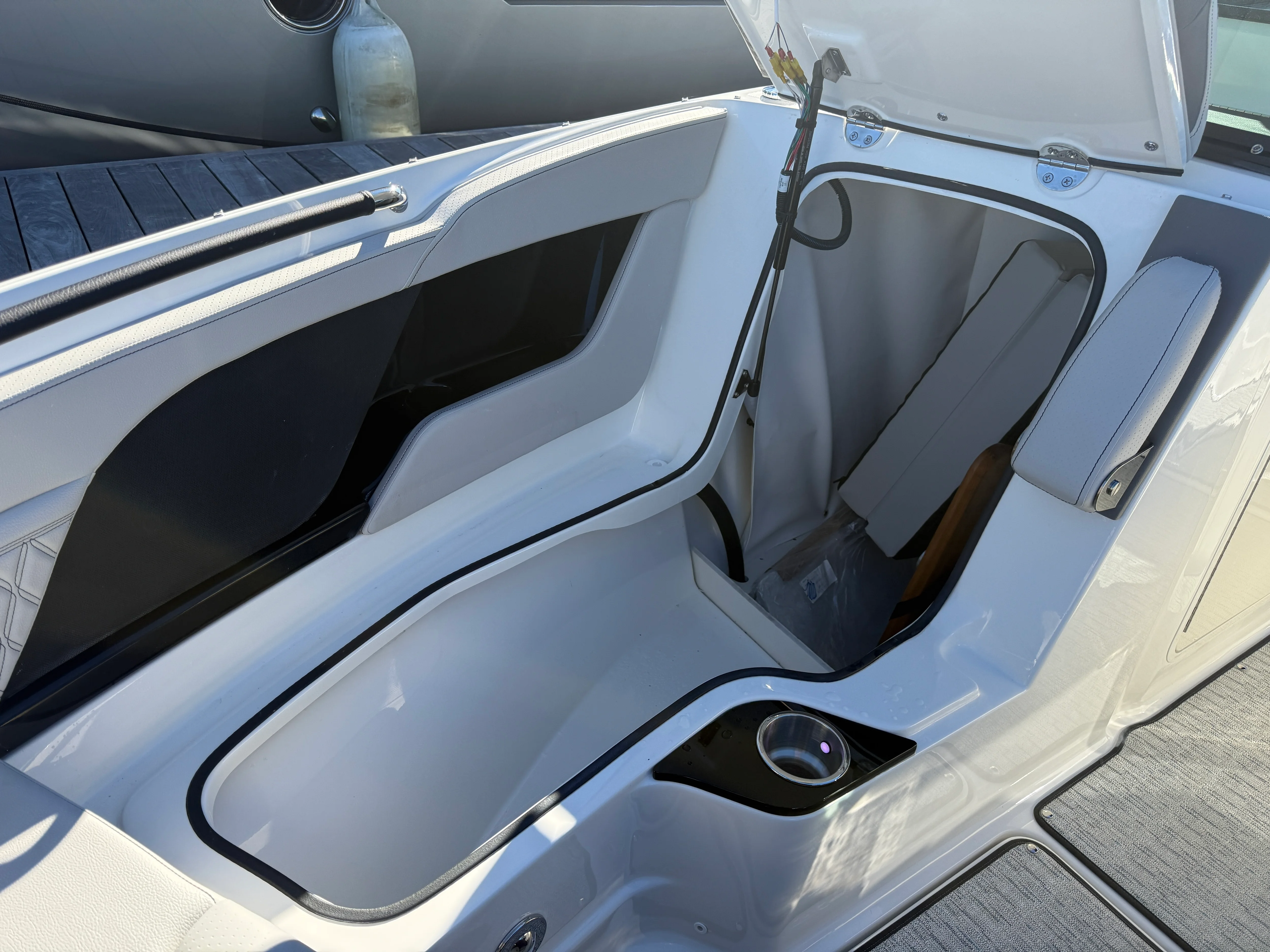 2026 Sea Ray SLX 260 Outboard Image Thumbnail #30