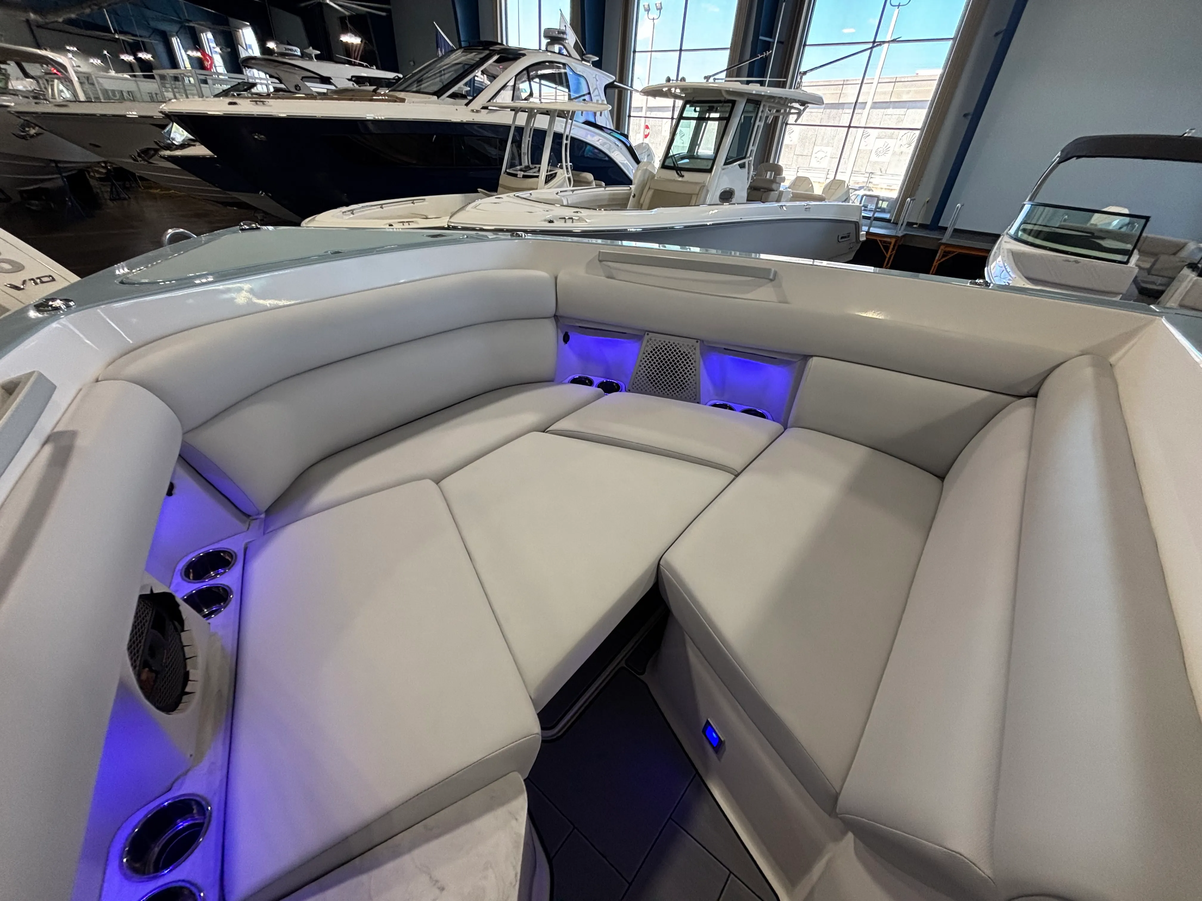 2024 Aviara AV32 Outboard Image Thumbnail #19