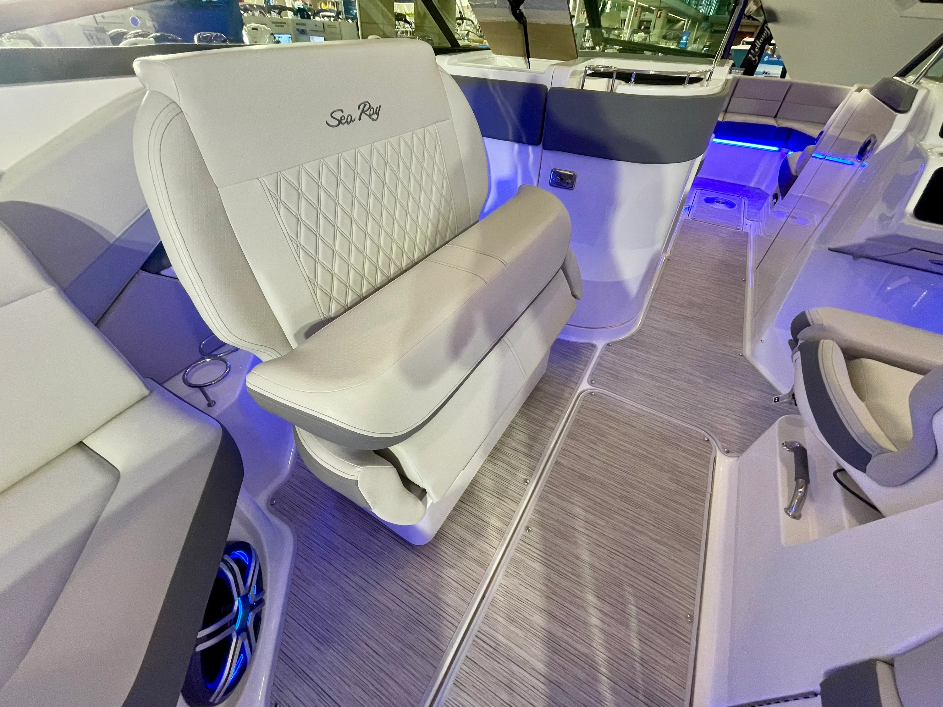 2026 Sea Ray SLX 310 Outboard Image Thumbnail #7