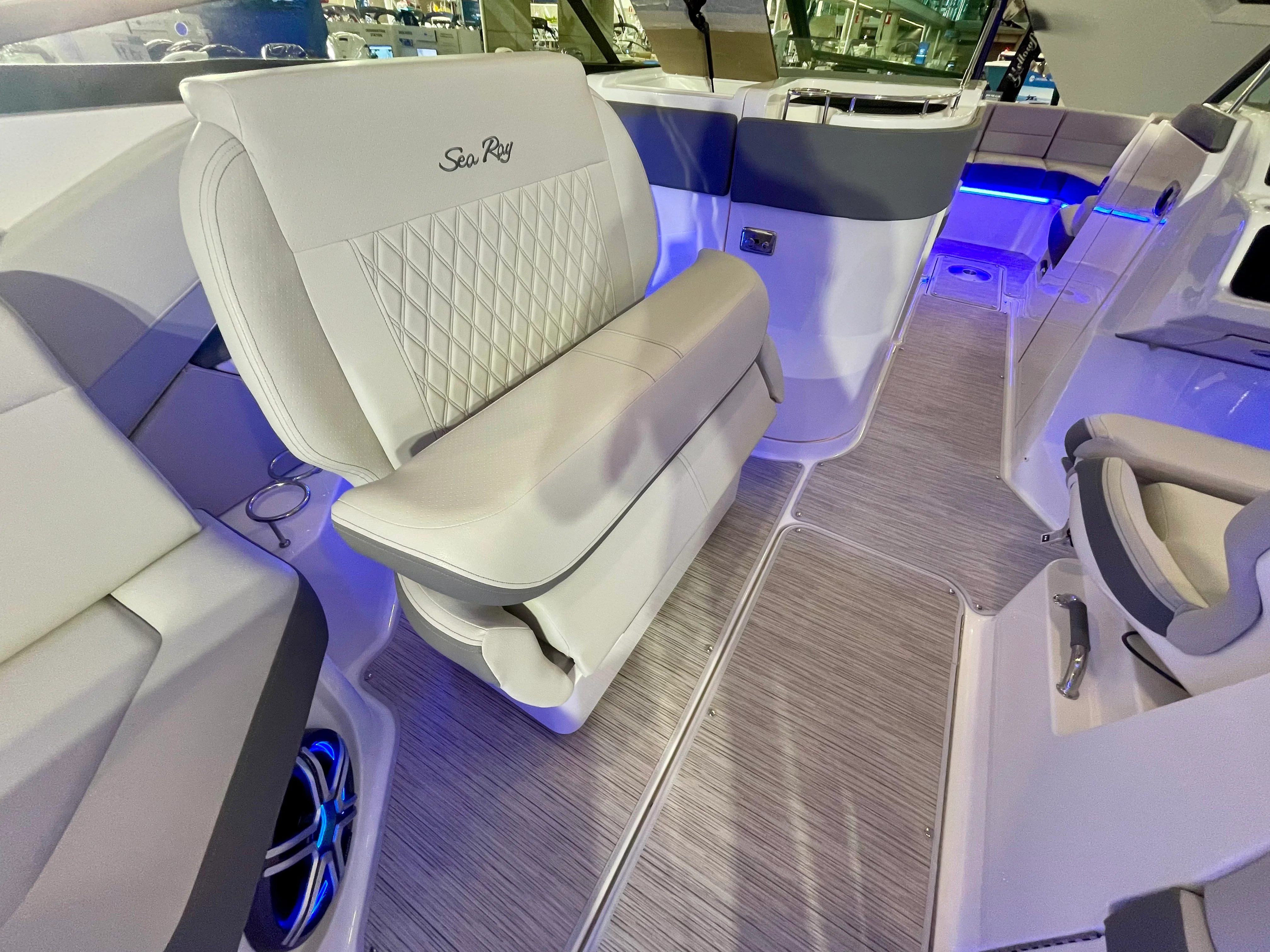 2026 Sea Ray SLX 310 Outboard Image Thumbnail #7