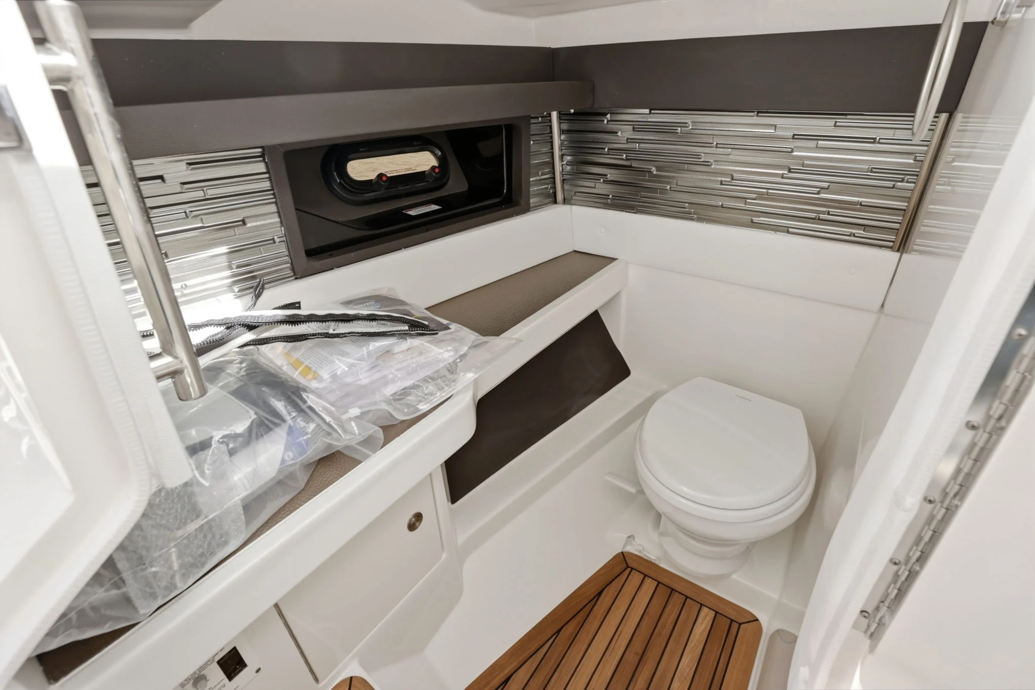 2026 Sea Ray SLX 310 Outboard Image Thumbnail #20