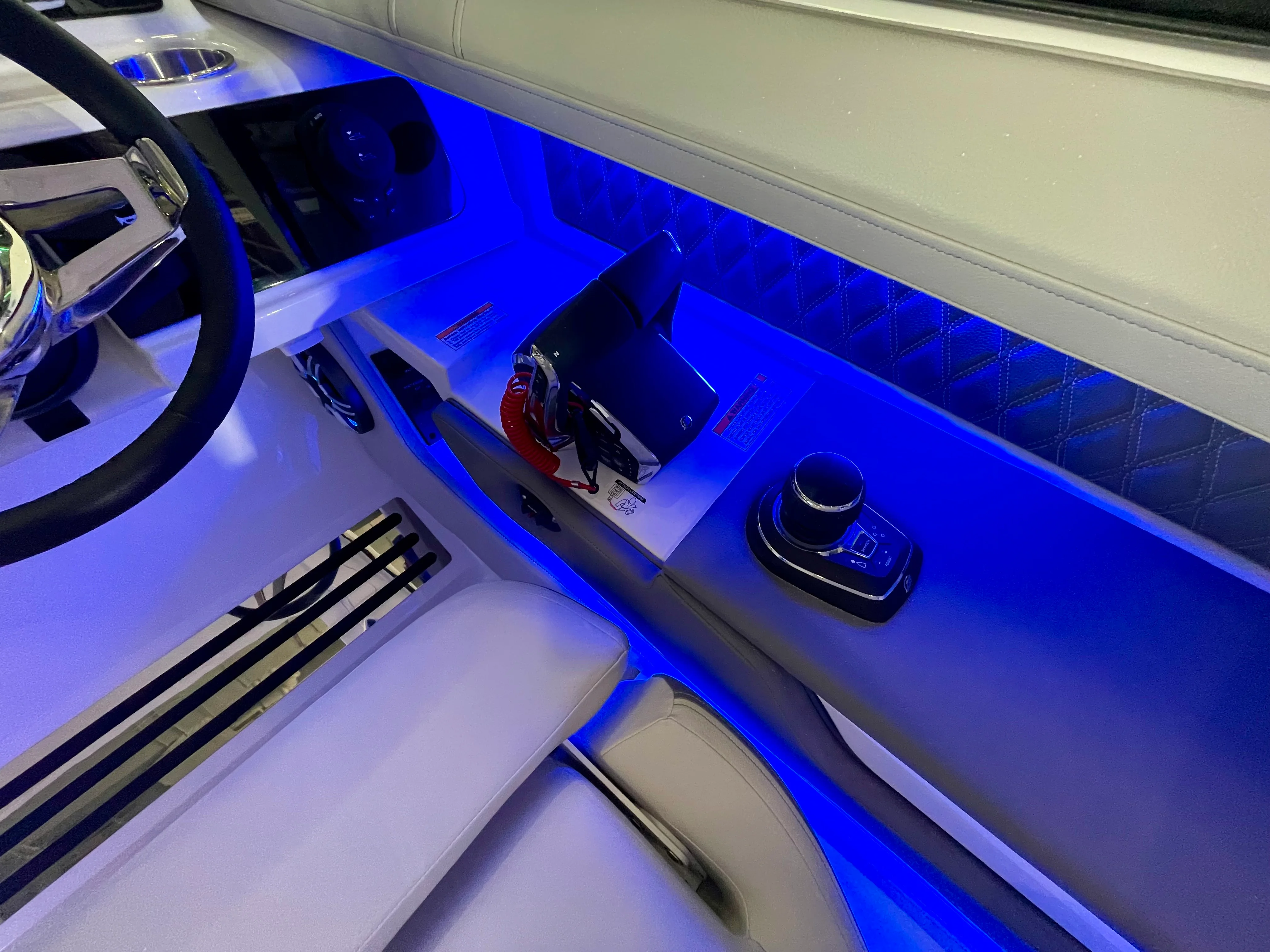 2026 Sea Ray SLX 310 Outboard Image Thumbnail #9