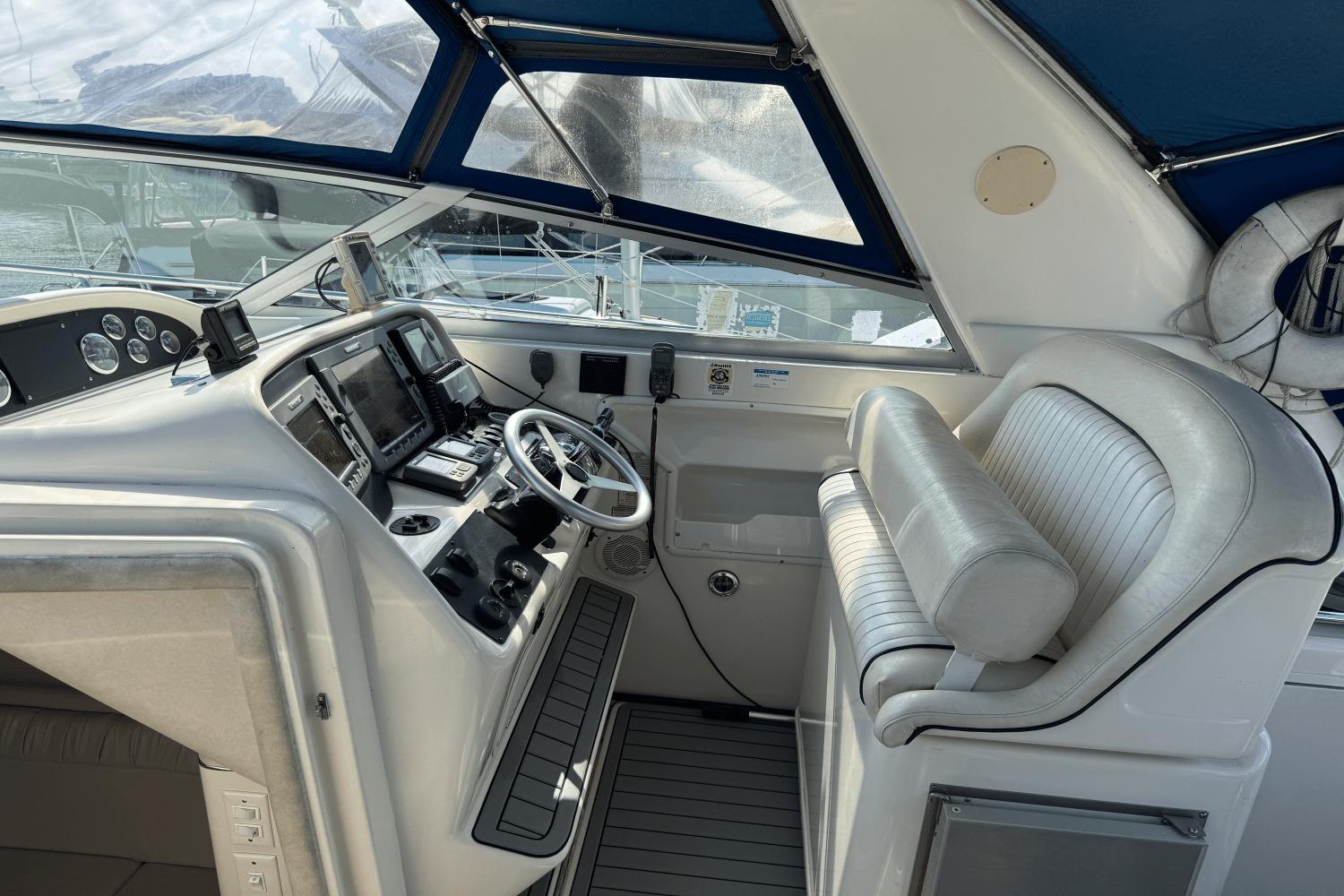 1997 Sea Ray 330 EXPRESS CRUISER Image Thumbnail #10