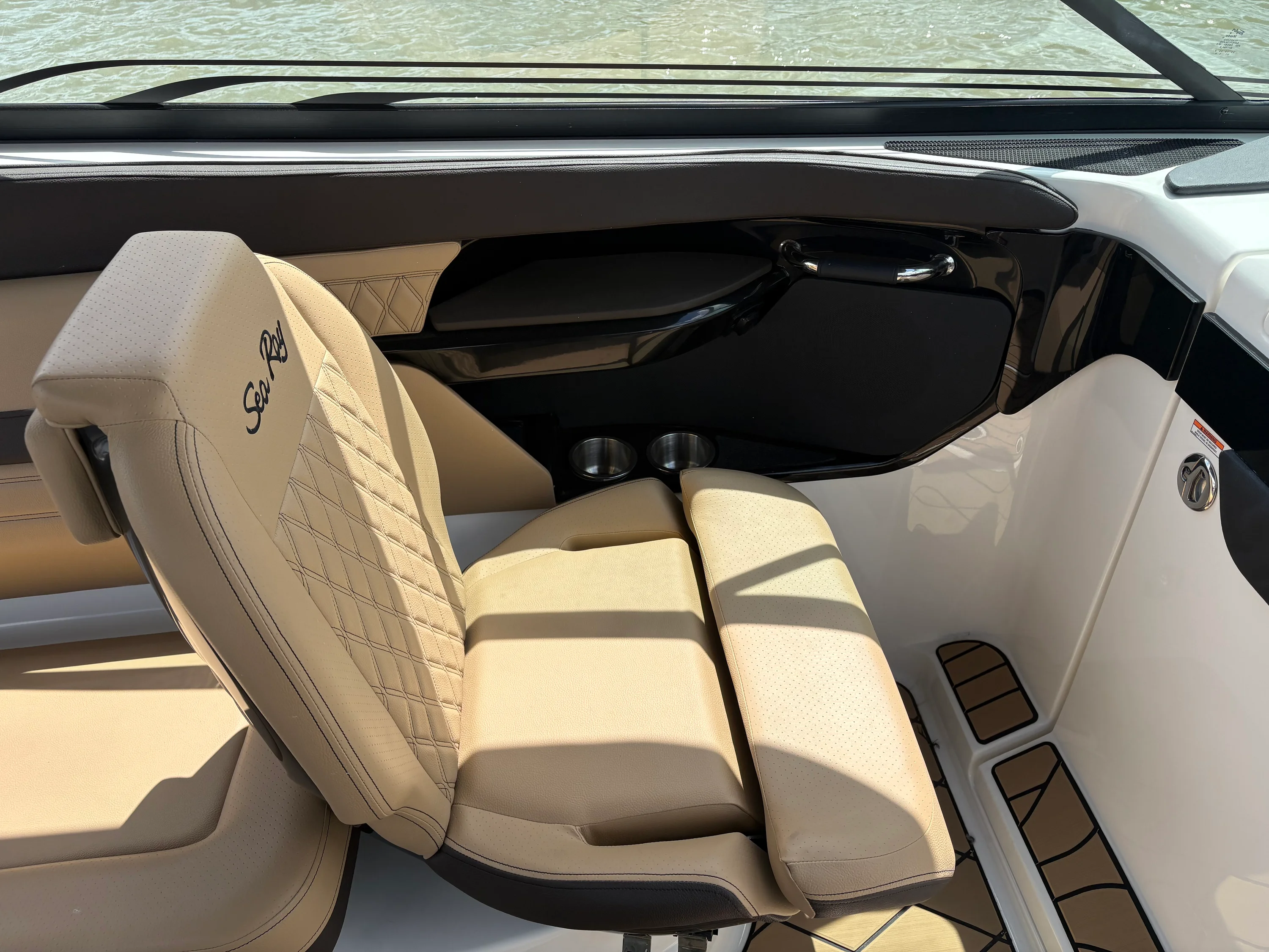 2026 Sea Ray SLX 260 Image Thumbnail #13