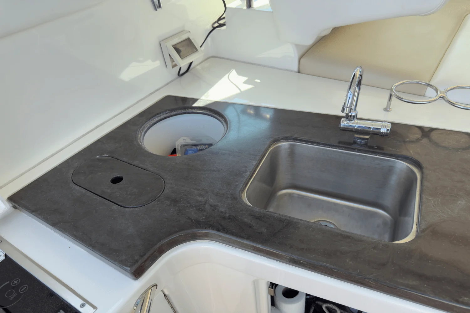 2014 Sea Ray 410 SUNDANCER Image Thumbnail #46