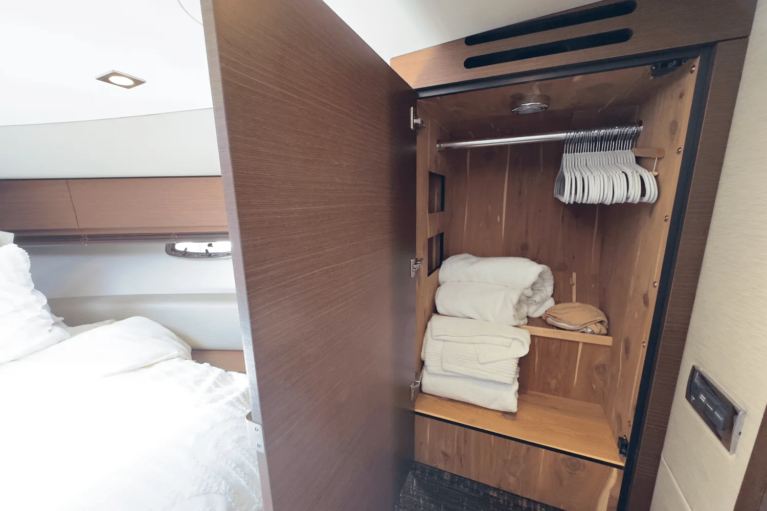 2014 Sea Ray 410 SUNDANCER Image Thumbnail #79