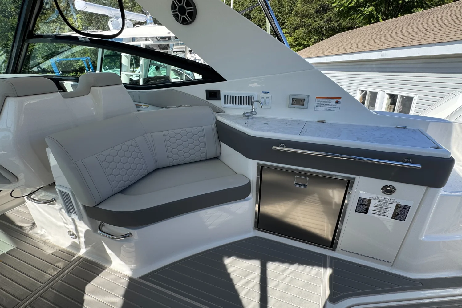 2026 Sea Ray Sundancer 320 Outboard Image Thumbnail #10