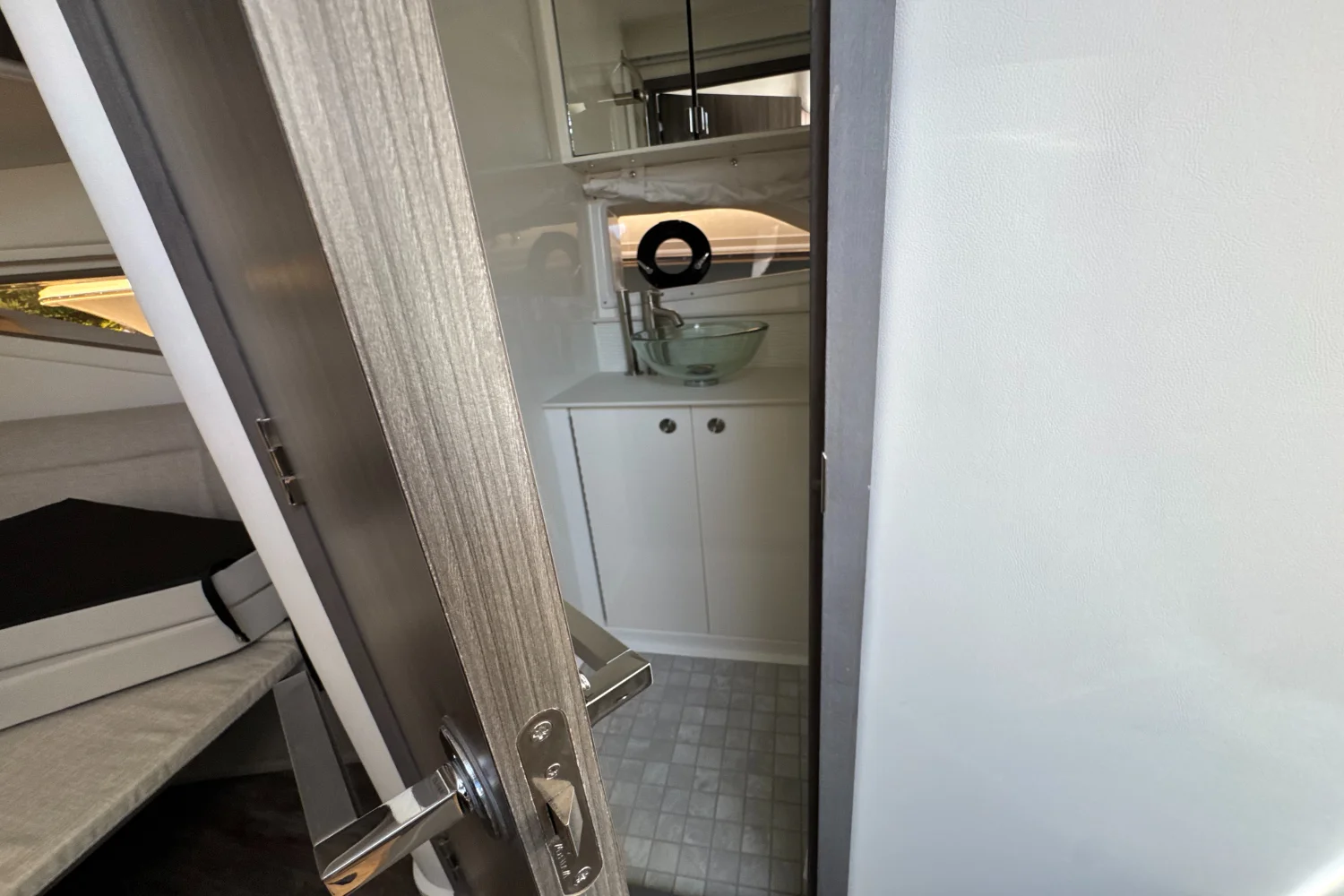 2026 Sea Ray Sundancer 320 Outboard Image Thumbnail #26