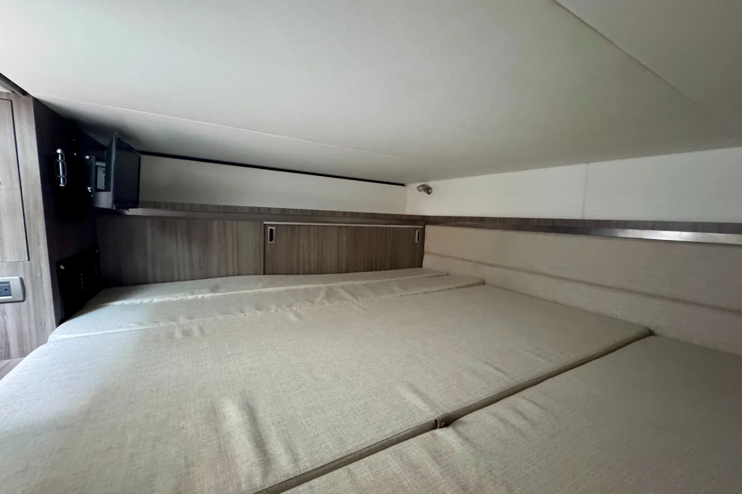 2026 Sea Ray Sundancer 320 Outboard Image Thumbnail #36