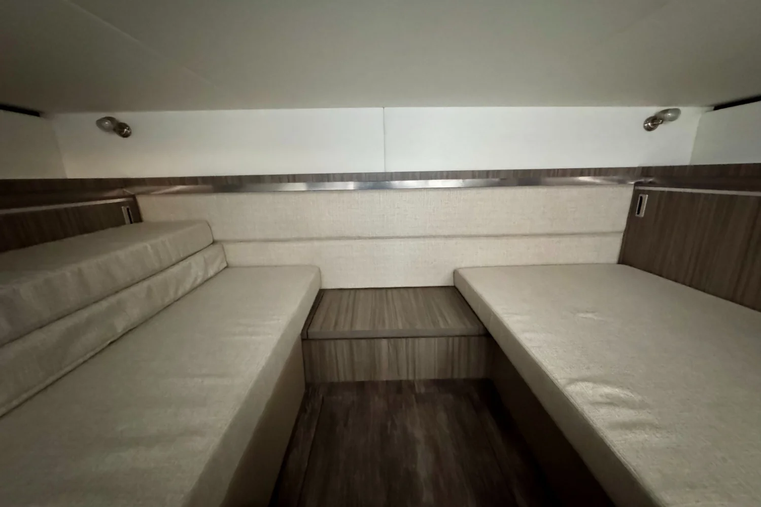 2026 Sea Ray Sundancer 320 Outboard Image Thumbnail #31