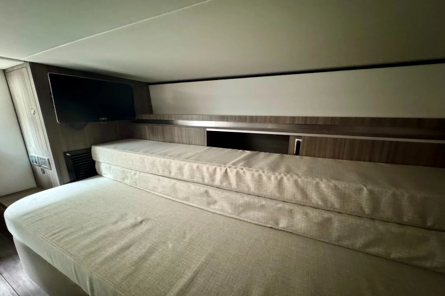 2026 Sea Ray Sundancer 320 Outboard Image Thumbnail #29